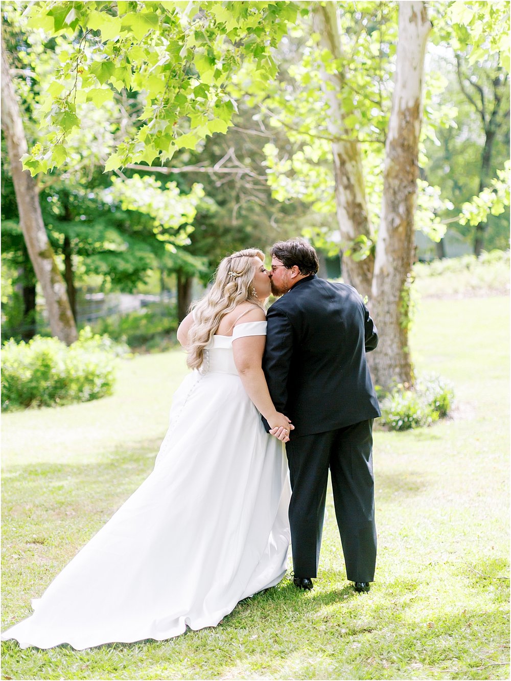 Kiss of love - Bride and Groom Summer wedding