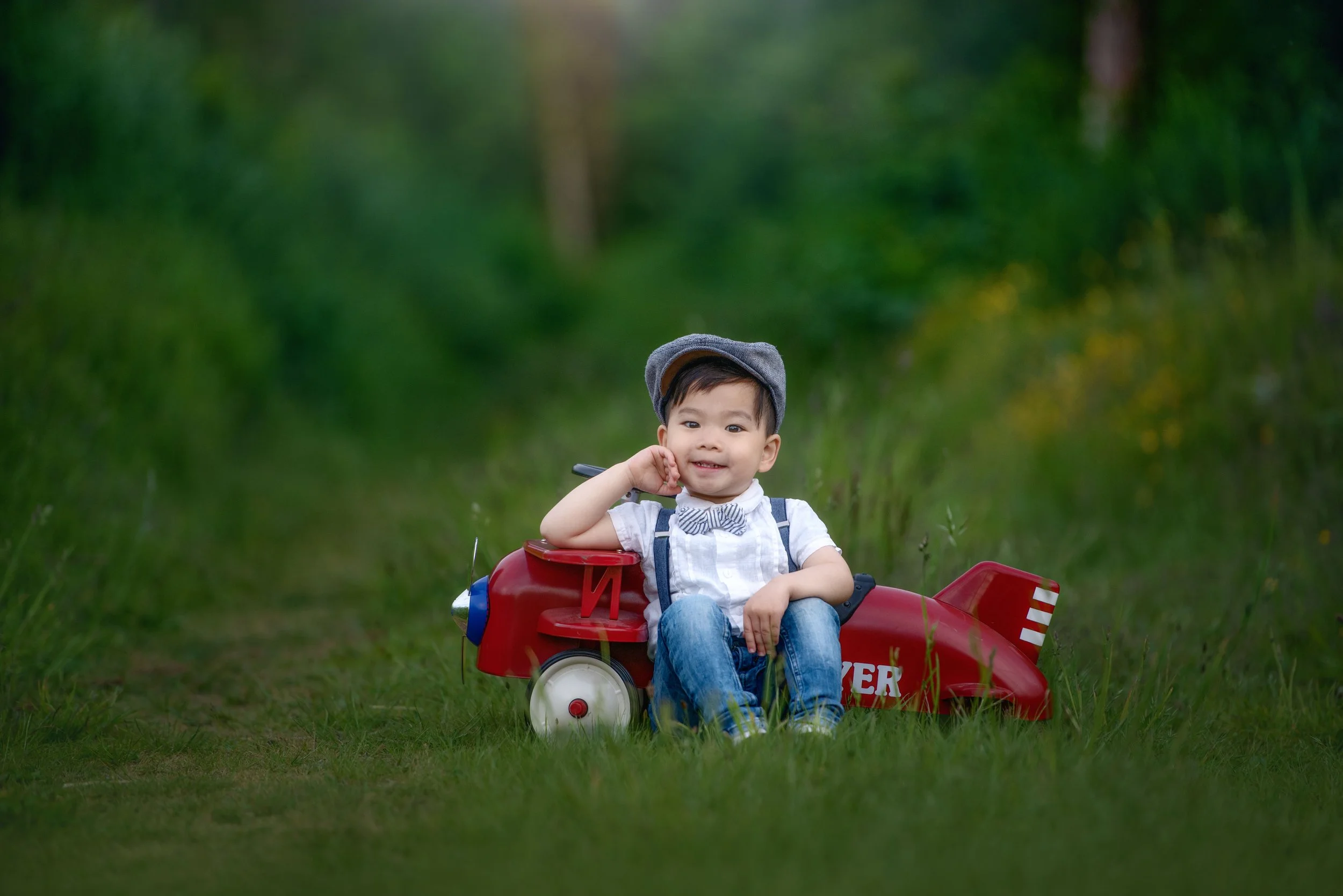 calgary children photographer boy sitting in grass.jpg