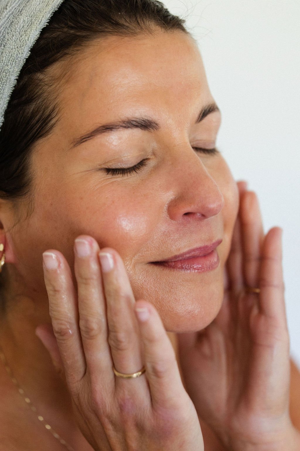 applying_face_oil_Aermeda.jpeg