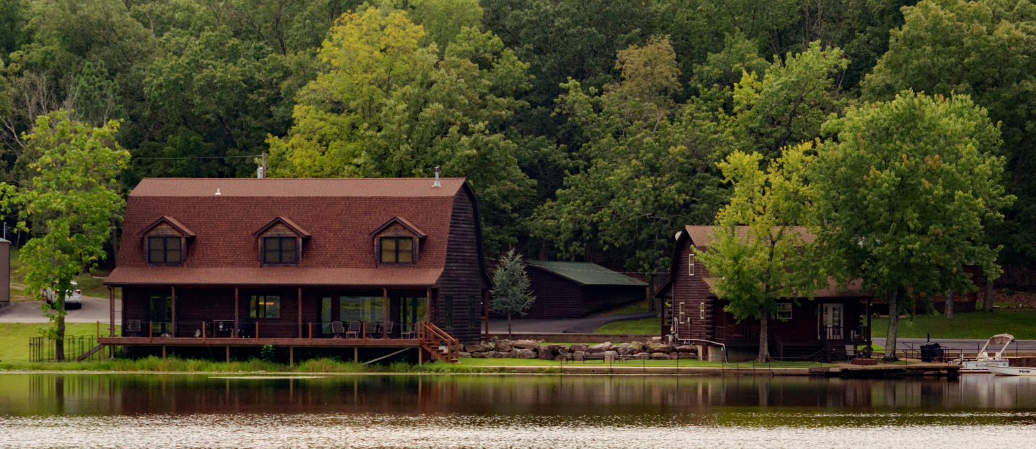 Twin Lakes Whitetails in Missouri Hunting Lodge.png