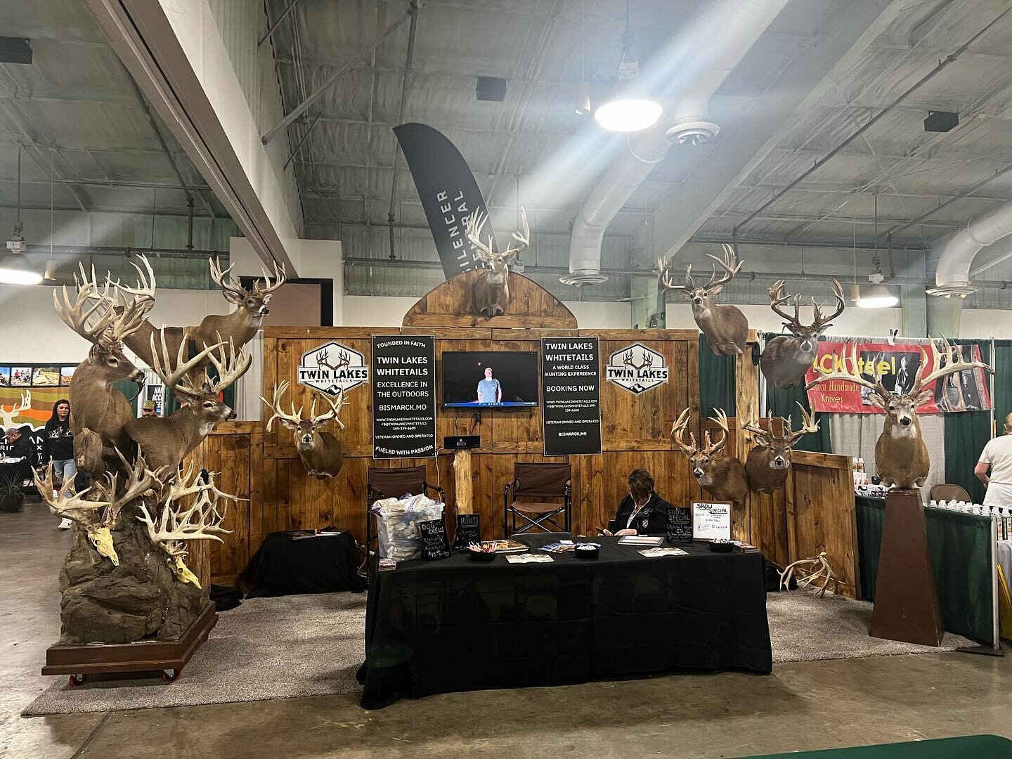 Come see us in the outfitter building at the Louisiana Sportsman Show this weekend booth 2312/2214. We would love to to discuss your next whitetail adventure! 
#Louisiana #louisianasportsman #twinlakeswhitetails #trophyhunting #bigbuck