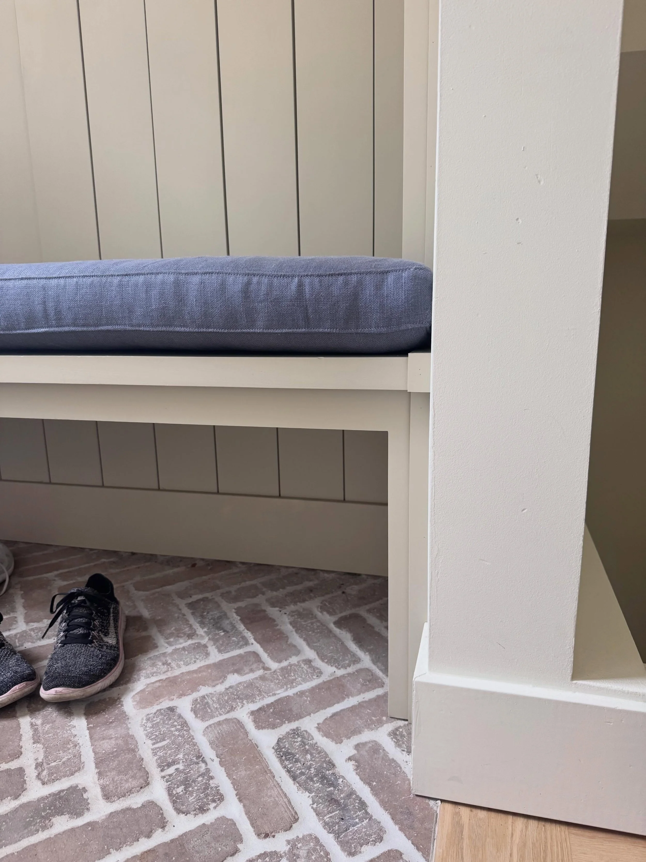 Linen steely blue cushion in this sleek mudroom. A soft spot to sit as you come in the door. #spokaneslipcovers #mudroom #benchseat