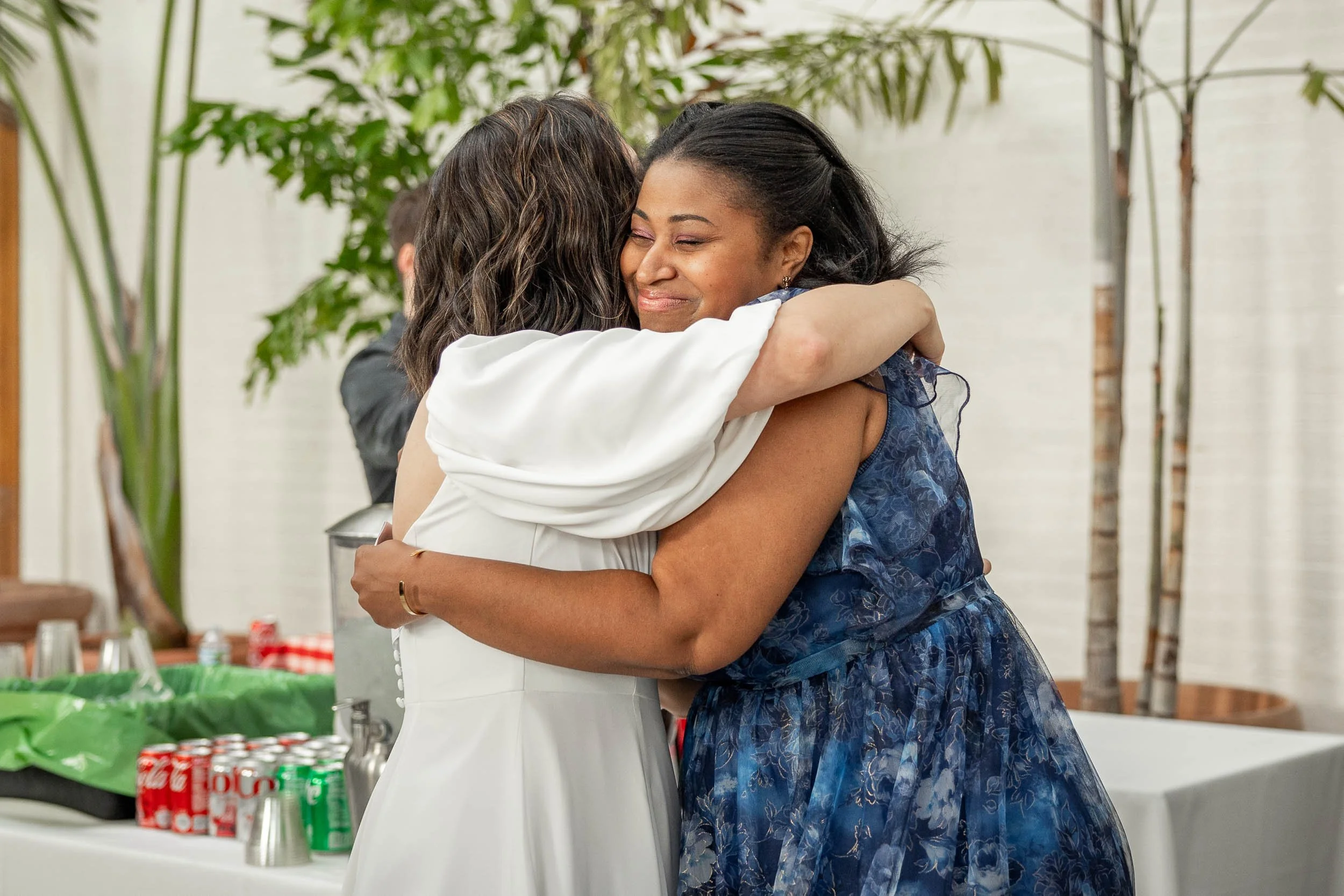 bride-hugging-wedding-guest-saint-louis-photography.jpg