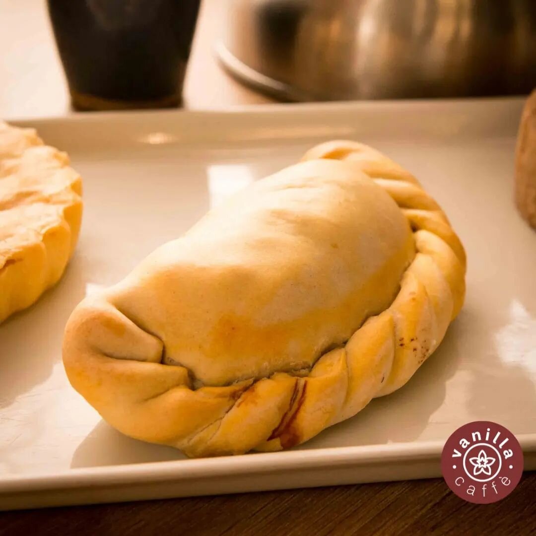 #horadolanche - Voc&ecirc; merece uma pausa saborosa no seu dia! 
 
#cafe #coffeelovers #vanillacafe #cafeteriasp #cafesp #vanilla #empanada