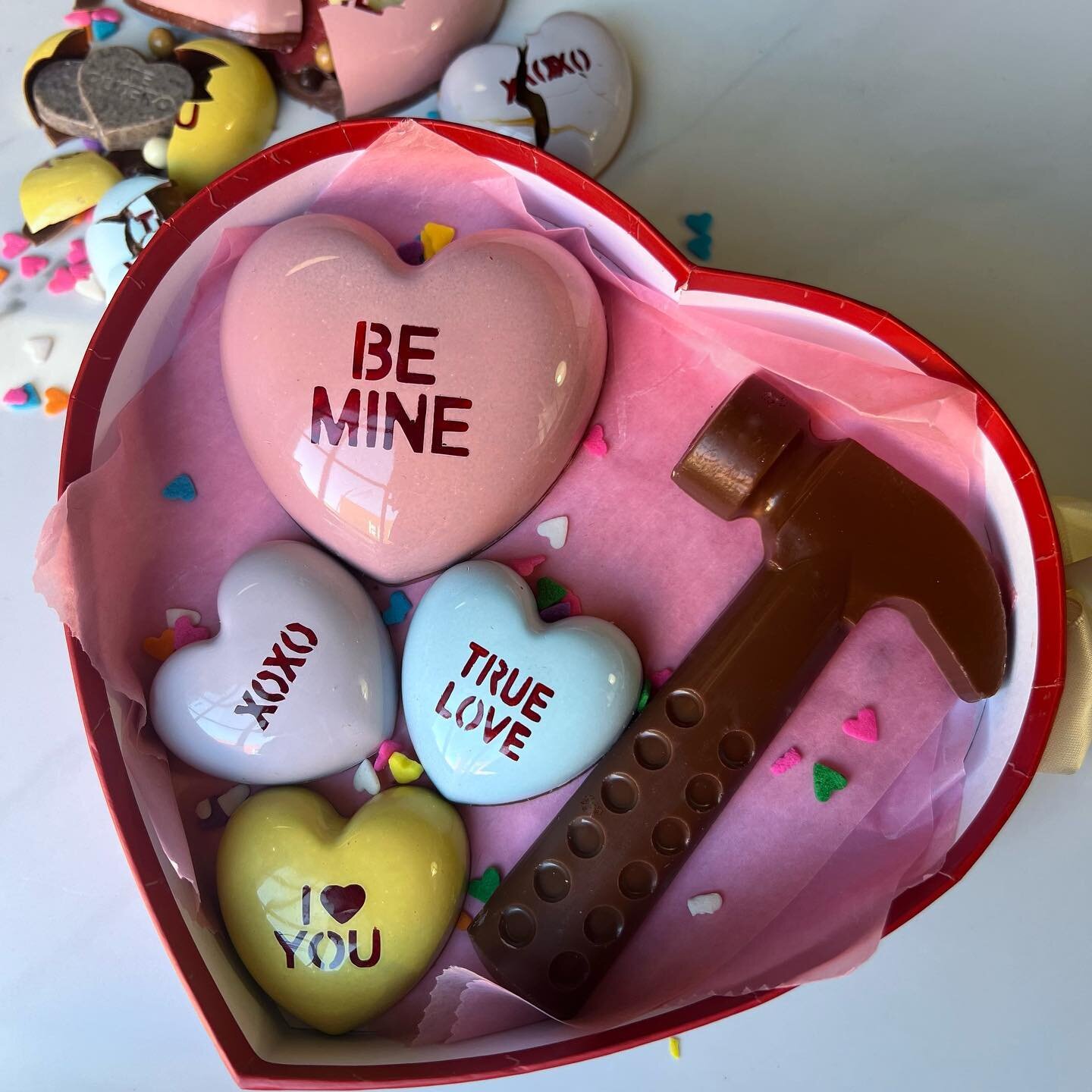 NEW DROP! Sweetheart Valentine&rsquo;s Day Collection💕 
This Valentine's Day, surprise your loved one with a delicious chocolate box filled with goodies! Not only are they delicious, but they're also fun to smash open! 
Filled with hearts that say I