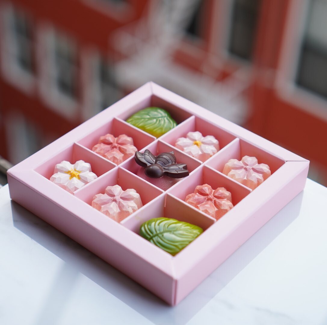 Not too sweet bonbons for the queen bee in your life. 🌸 Featuring delicate flavors such as sakura milk tea, yuzu, matcha, lychee, and honey dark chocolate. 🌸 Inspired by my recent trip to Japan. I brought back some ingredients to use specifically f