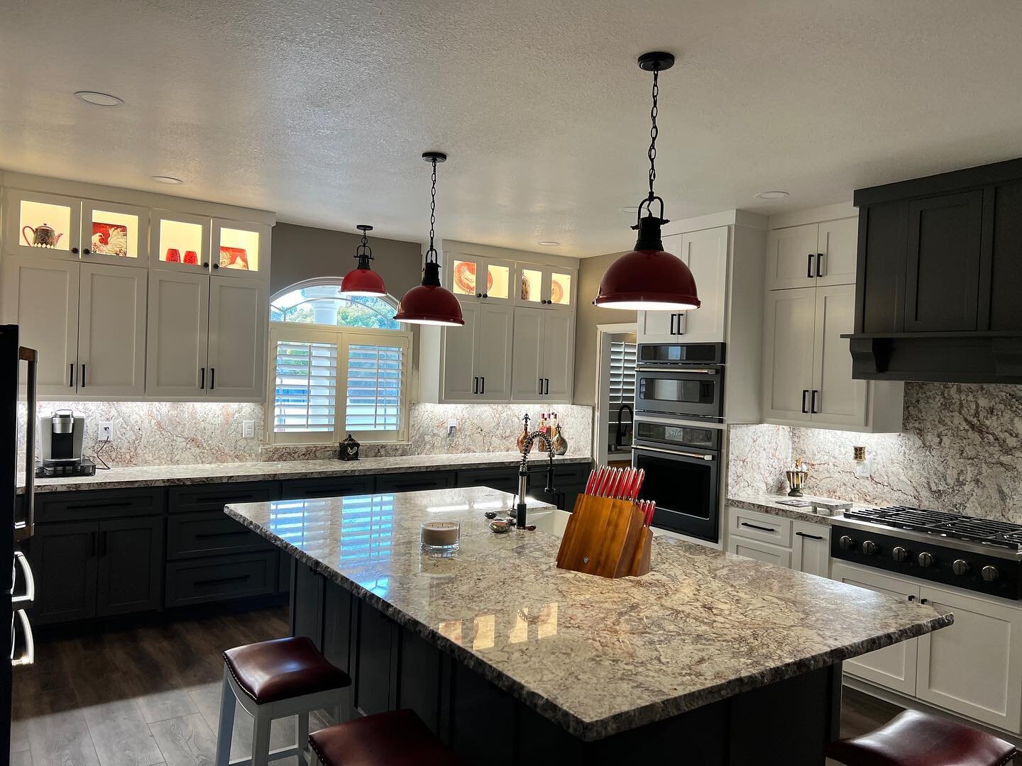 kitchen remodel finished right before the holidays! 🧑&zwj;🍳🛠️ call or text 831-265-9696 to get a free quote on whatever you need. 📞🚧
Swipe to see the before.
&bull;
&bull;
&bull;
#jgbuilt #jgbuilder #hollisterca #sanbenitocounty #kitchenremodel 