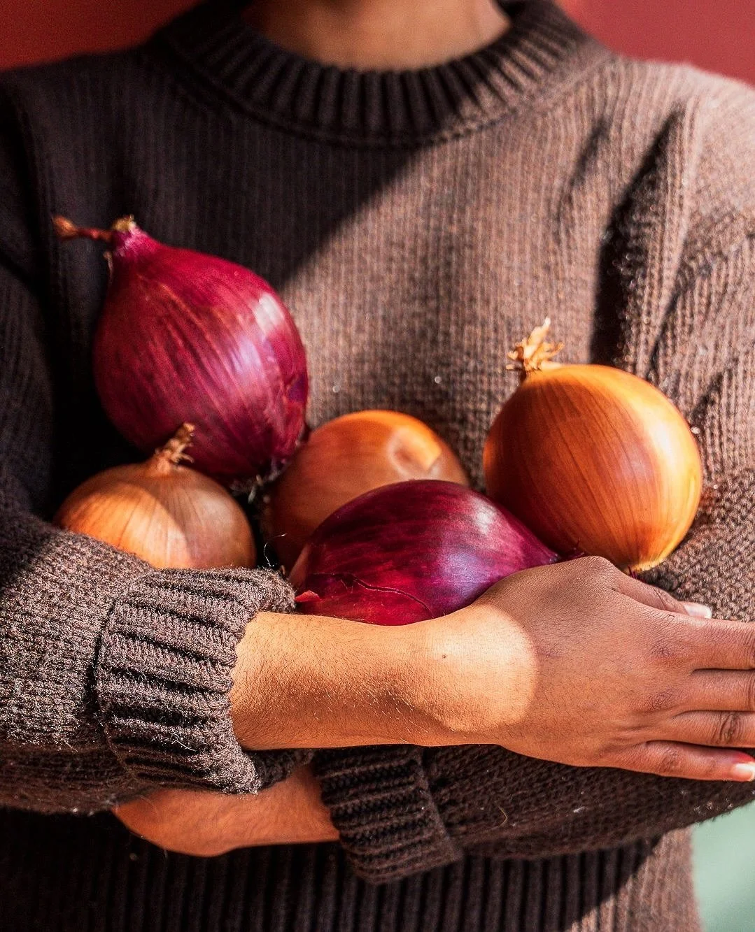 A core ingredient that brings flavor to so many of our dishes: onions 🧅⁠
⁠
Dehydrated, sliced, diced, or slow-saut&eacute;ed to perfection. Onions are the heart of every dish we make. From the base of our wots, alichas and veggies to the rich depth 