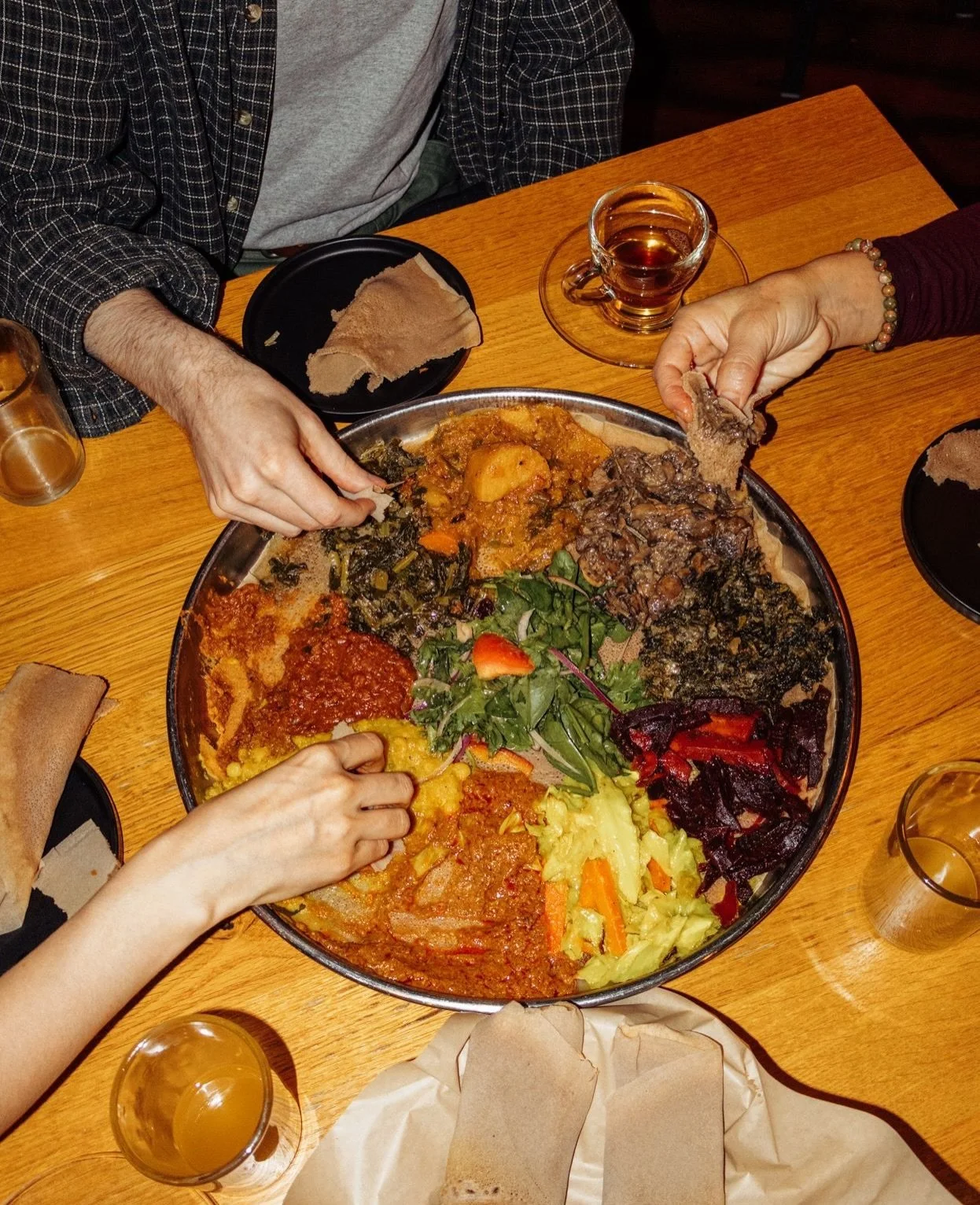 Give the gift of Demera 🧡⁠
⁠
Demera gift cards are available for purchase online on our website or in person! ⁠
⁠
⁠
⁠
⁠
⁠
⁠
⁠
⁠
#chicagofood #chicagoeats #chicagorestaurant #ethiopianfood #messob