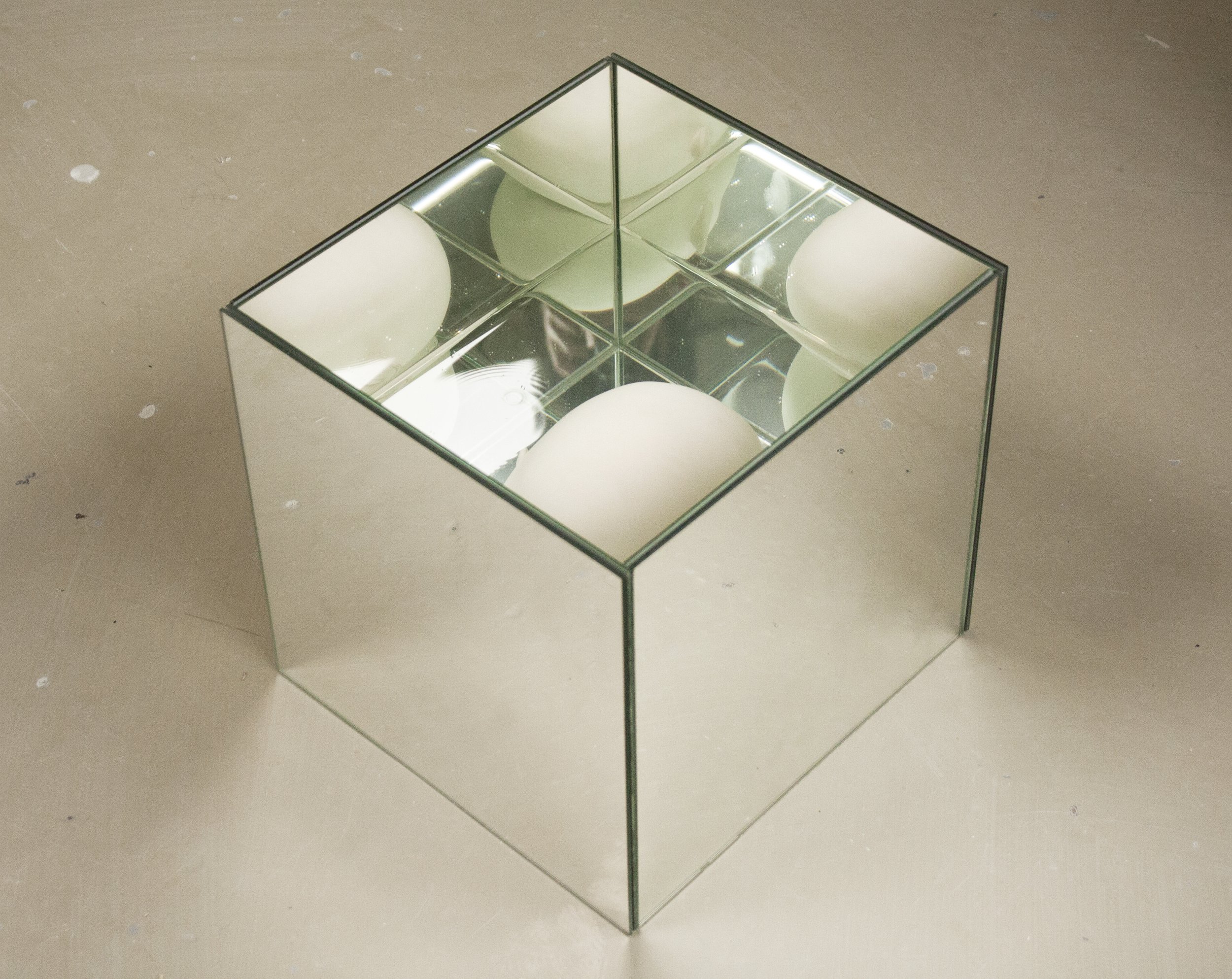 Zenithal view I Glass mirror & porcelain I
Dimensions: 40 x 40 x 40 cm I
2013