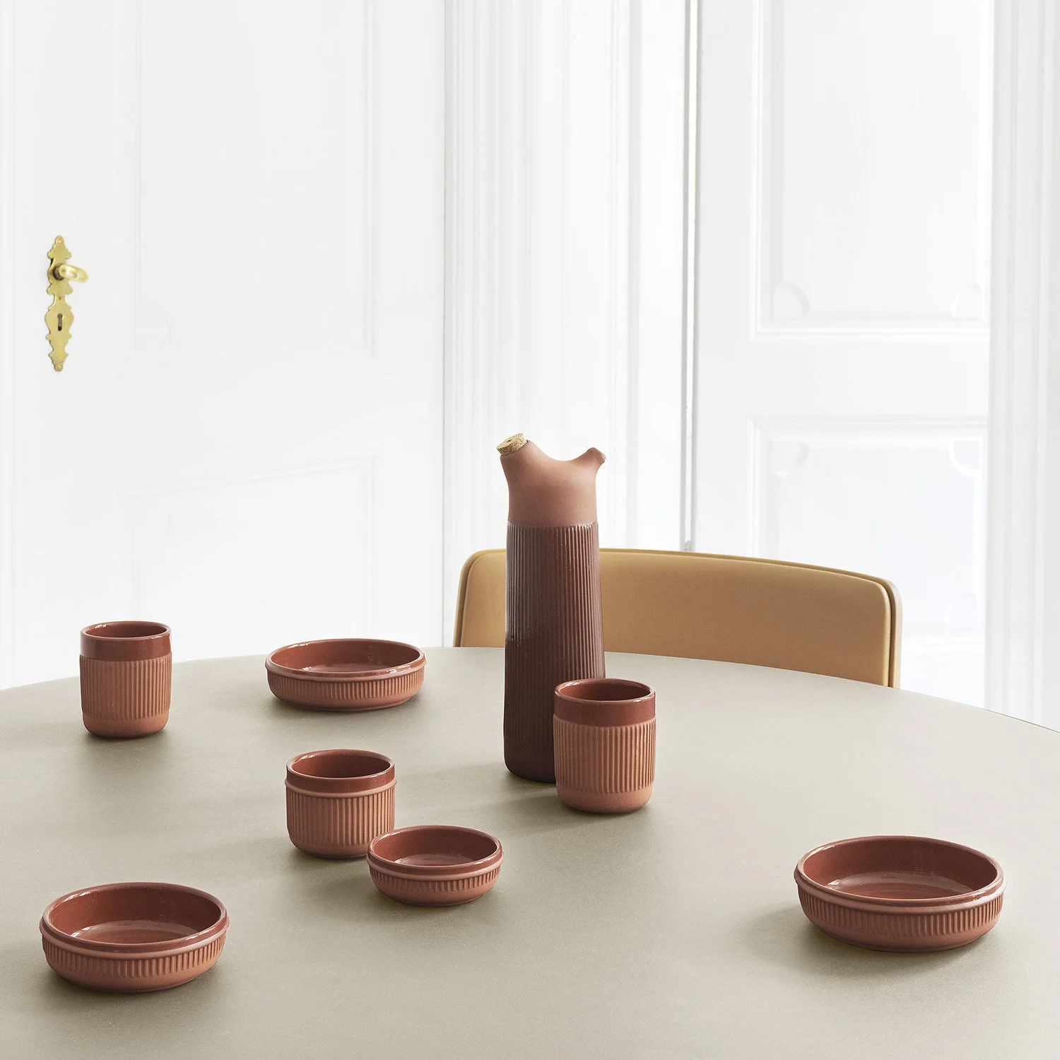 Vista detallada de los acabados mate y esmaltados presentes en la serie de terracota Junto.