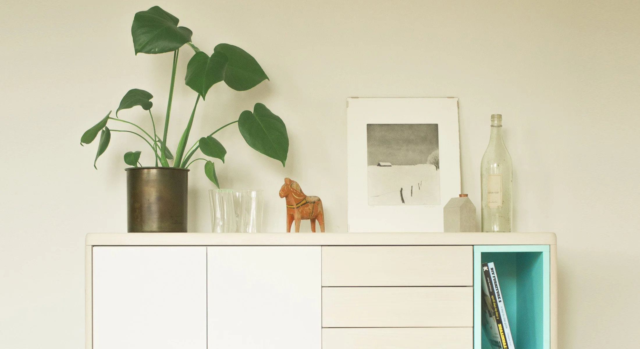Aparador bajo de madera diseñado con un carácter polivalente para salones o zonas de paso.