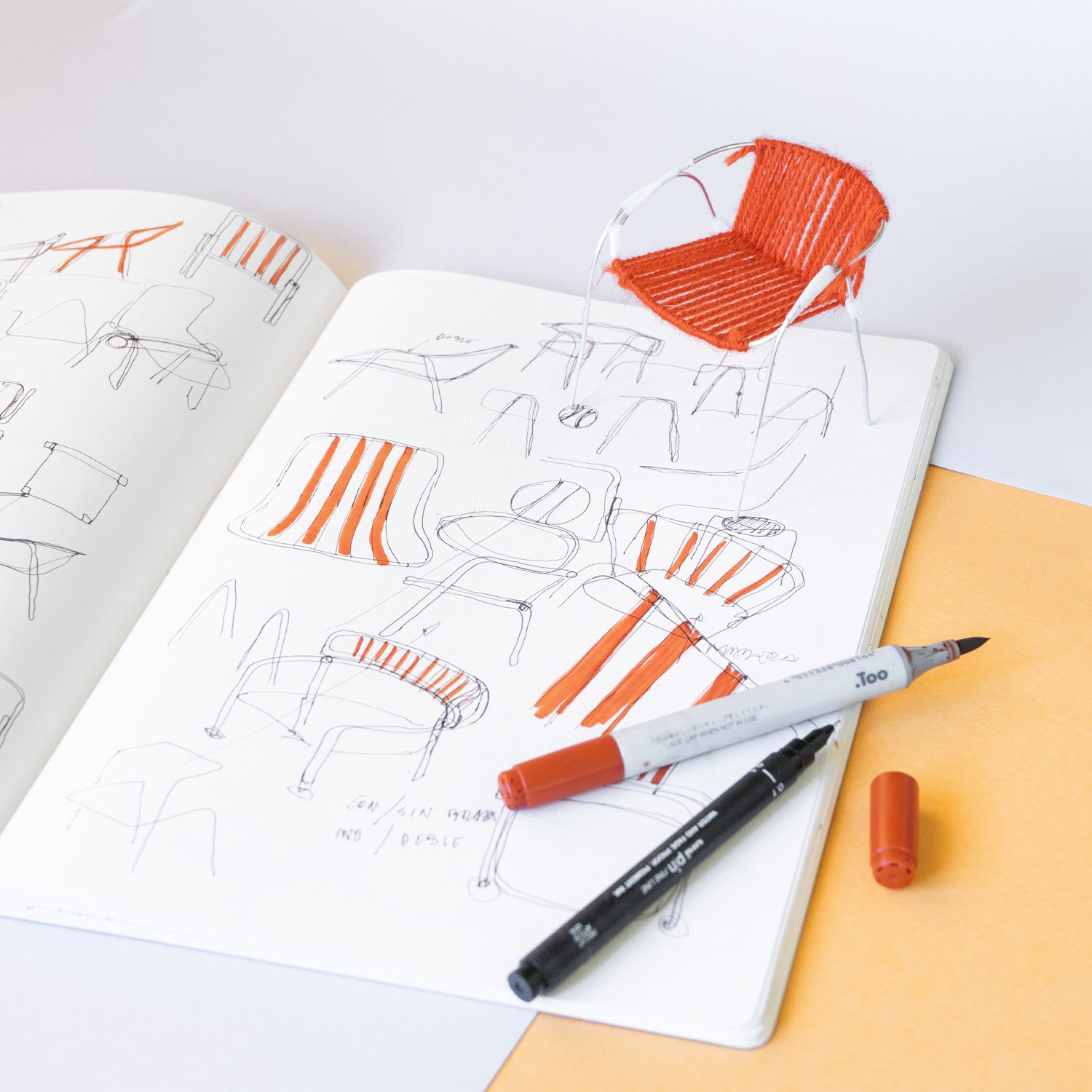  Bocetos y maquetas para el diseño de una silla 