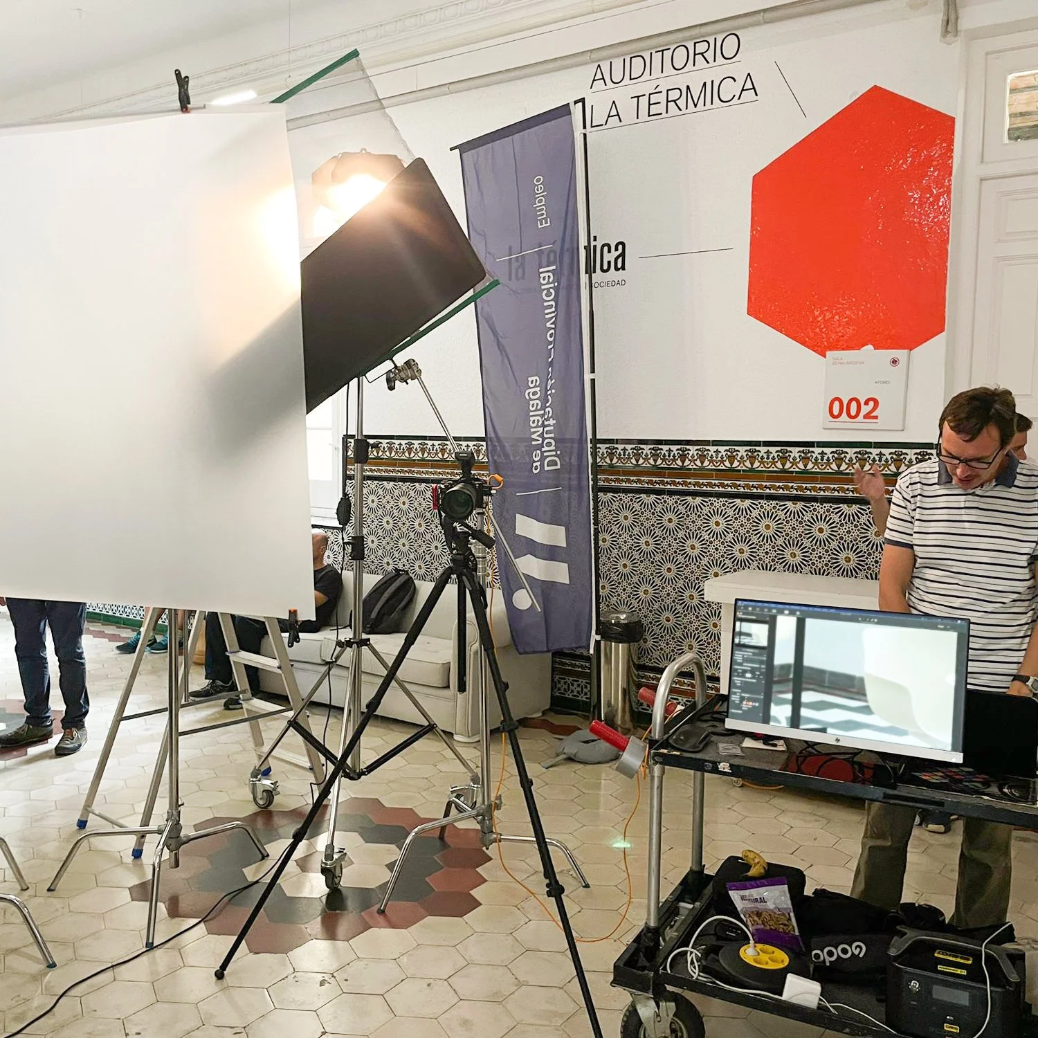  Equipo de dirección de arte trabajando en una sesión de fotos  