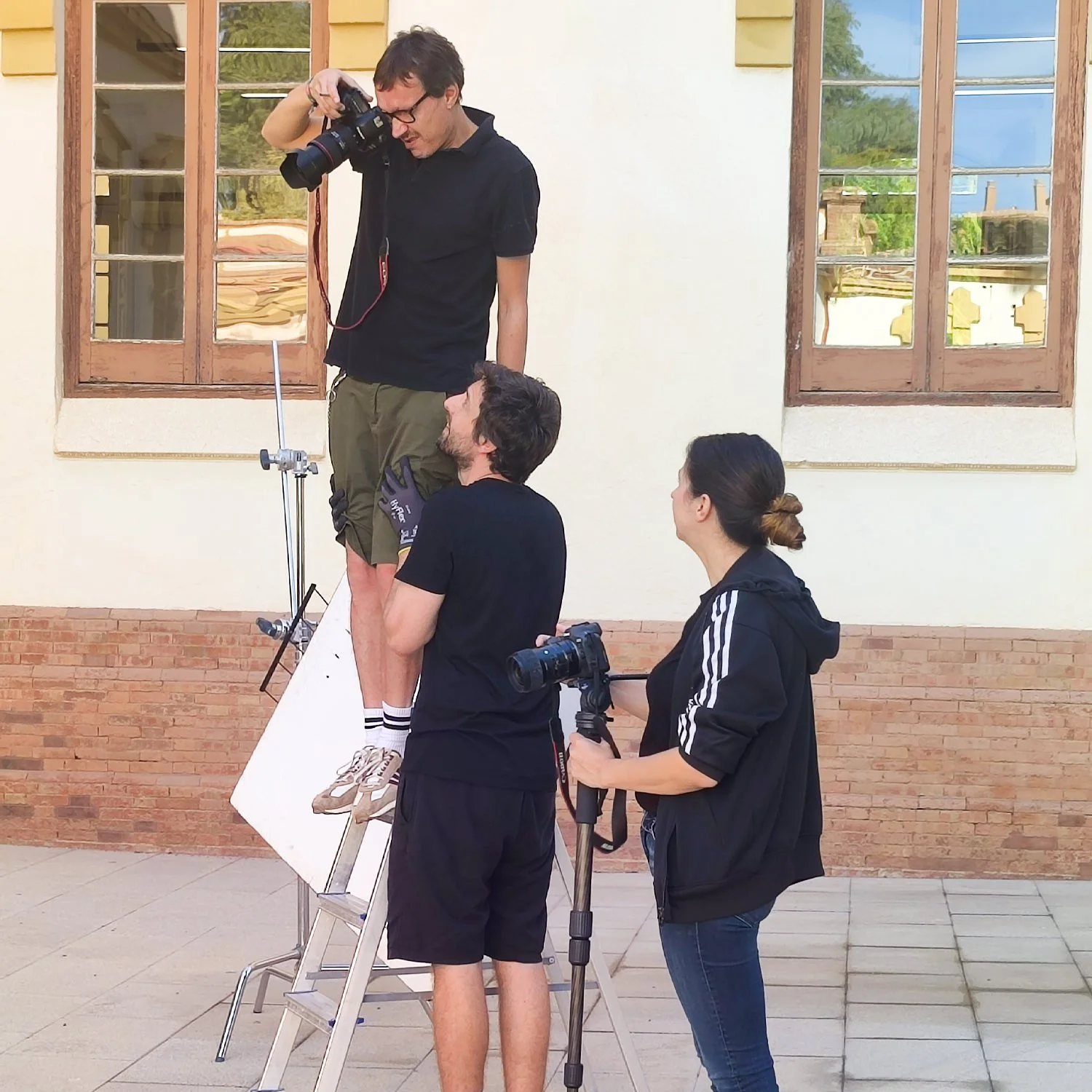  Trabajo en equipo durante una sesión de fotos para una colección de mobiliario 