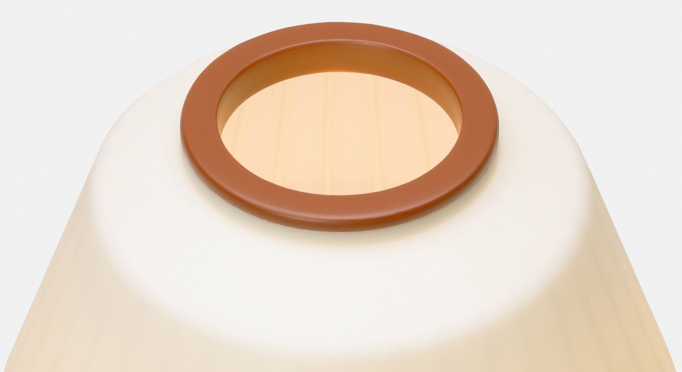 Vista detallada del difusor de la lámpara Granada encendido, donde se aprecia la textura estriada que evoca a un farolillo de papel.