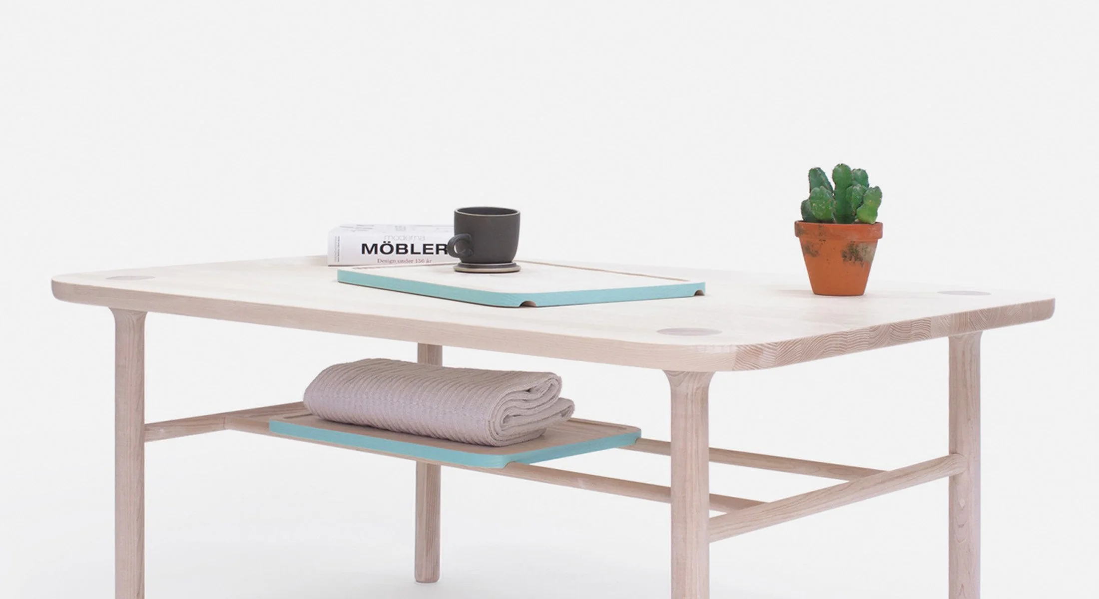 Mesa de centro KT-1 diseñada por Carlos Jiménez para By.Enströms, con un diseño minimalista en madera clara y siluetas orgánicas.