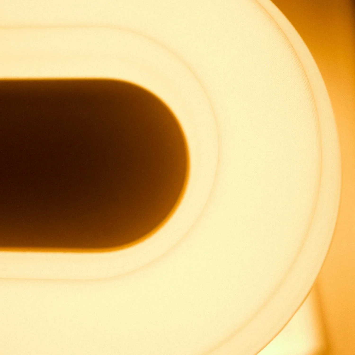 Vista macro de la superficie de la lámpara Persiana que muestra el acabado preciso y sostenible del material impreso en 3D por Gantri.