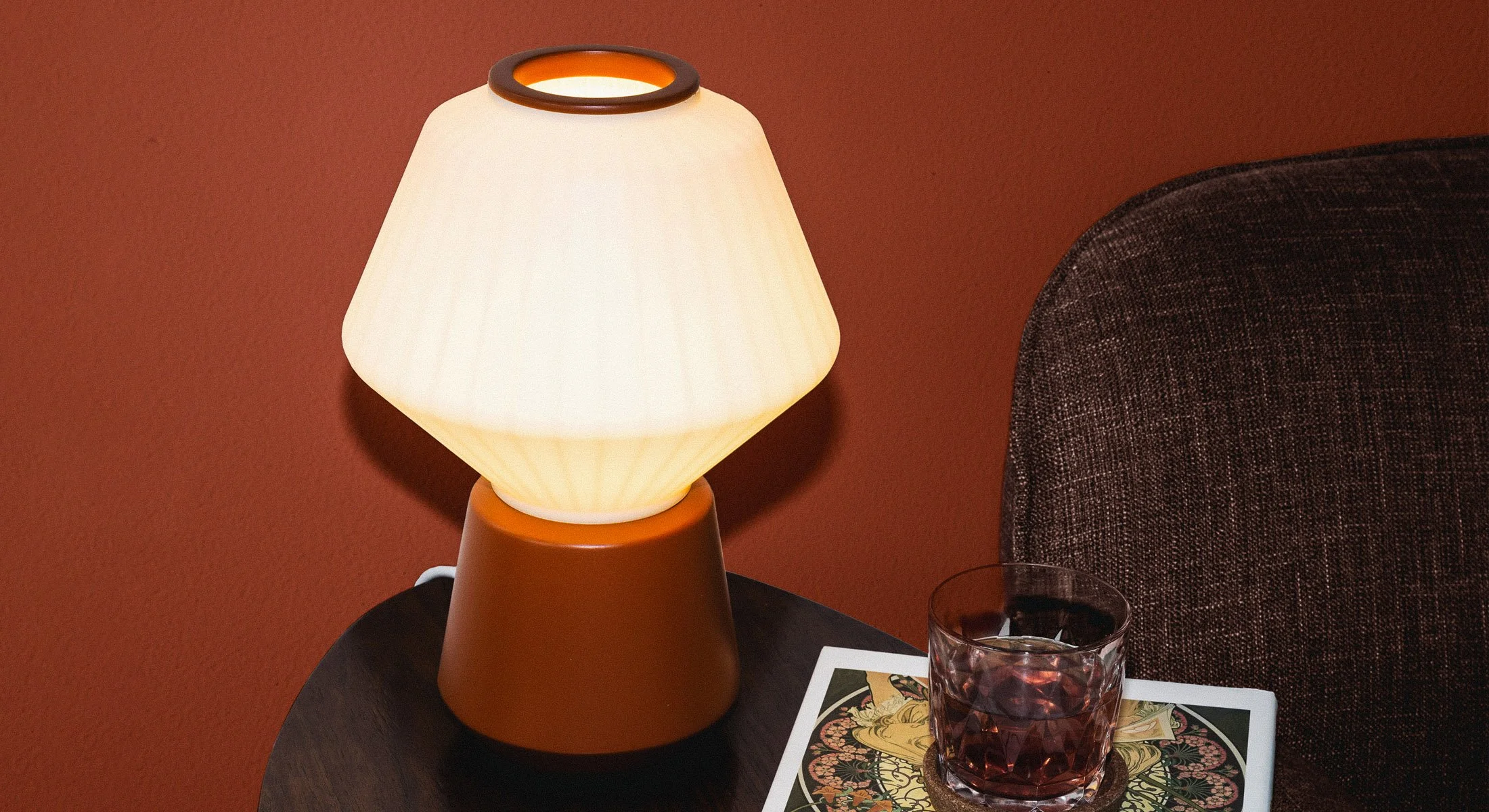 Fotografía de ambiente de la lámpara Granada en un interior moderno, aportando calidez mediterránea a través de su silueta orgánica.