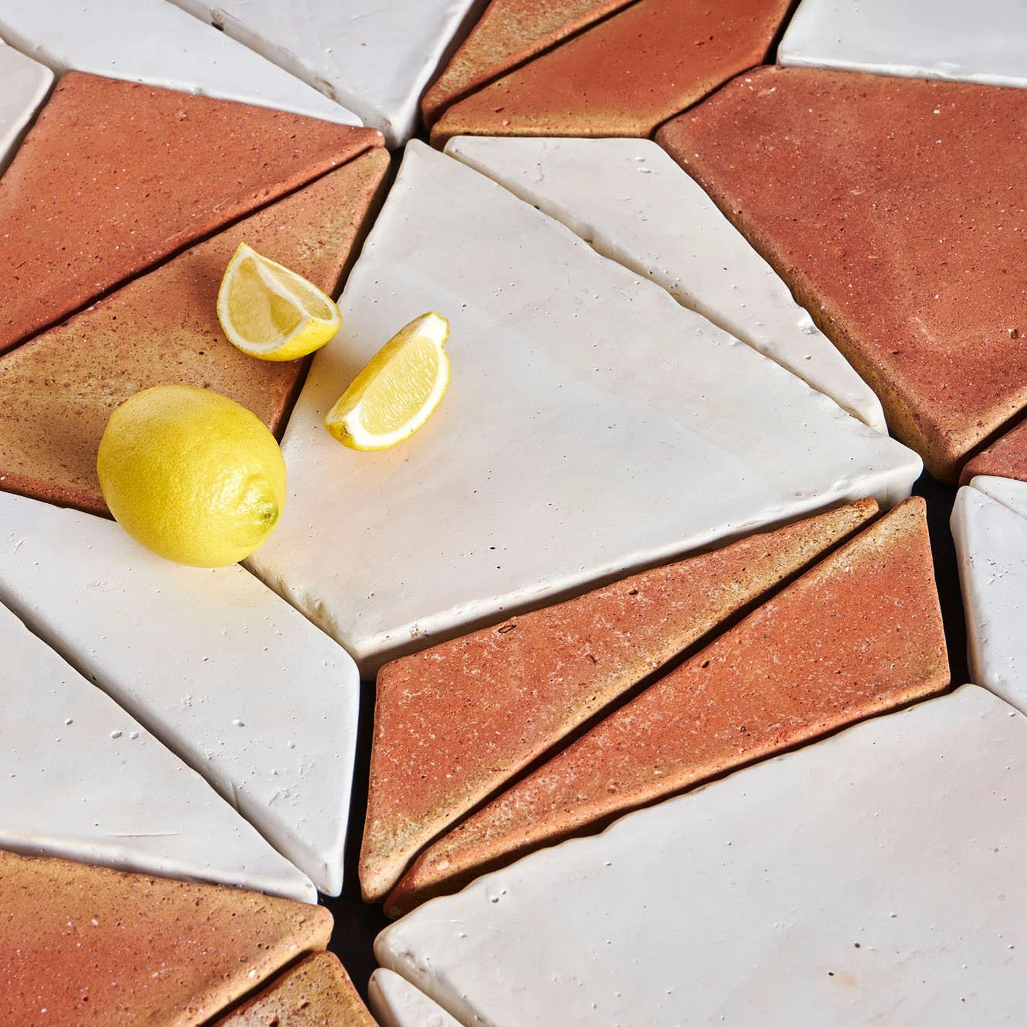 Ejemplo de instalación a gran escala del suelo Nerja, mostrando la versatilidad geométrica y el ritmo visual de las baldosas.