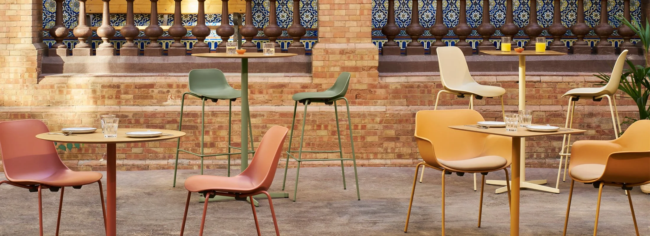 Dirección de arte para EsPattio con la serie de mesas Bistro integrada en la arquitectura regionalista de La Térmica, Málaga.