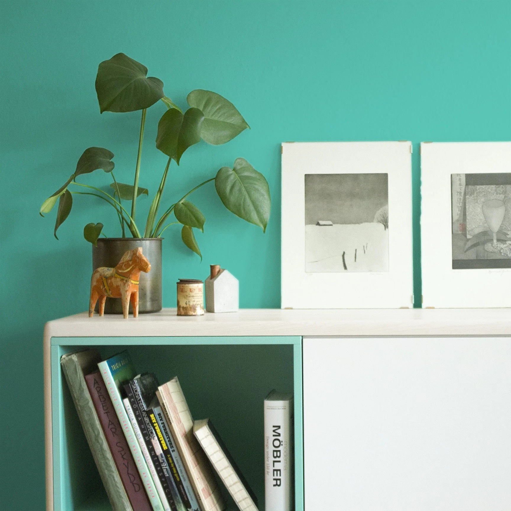 Vista detallada de las superficies de madera acabadas a mano y los encuentros redondeados de la serie Kaaja.