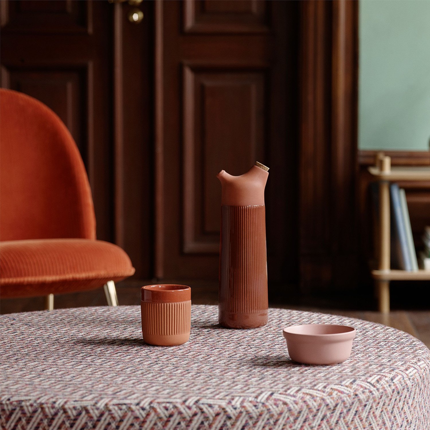 El botijo Junto sobre una mesa de madera, aportando un toque de calidez mediterránea a un espacio de inspiración escandinava.