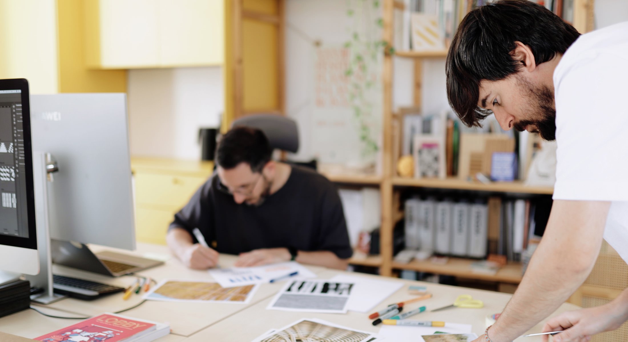 Trabajo de dirección de arte y dirección creativa en el estudio