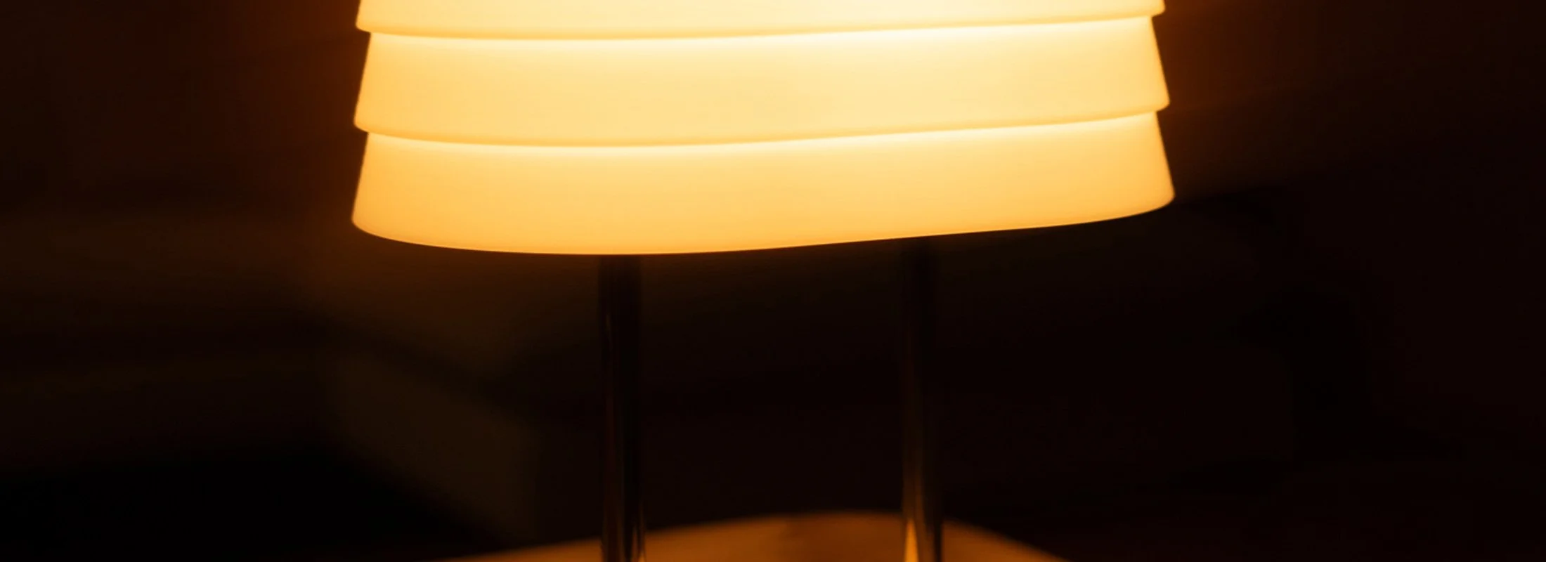 Lámpara de mesa Persiana diseñada por Carlos Jiménez para Gantri, con una pantalla escalonada inspirada en las tradicionales persianas de madera.