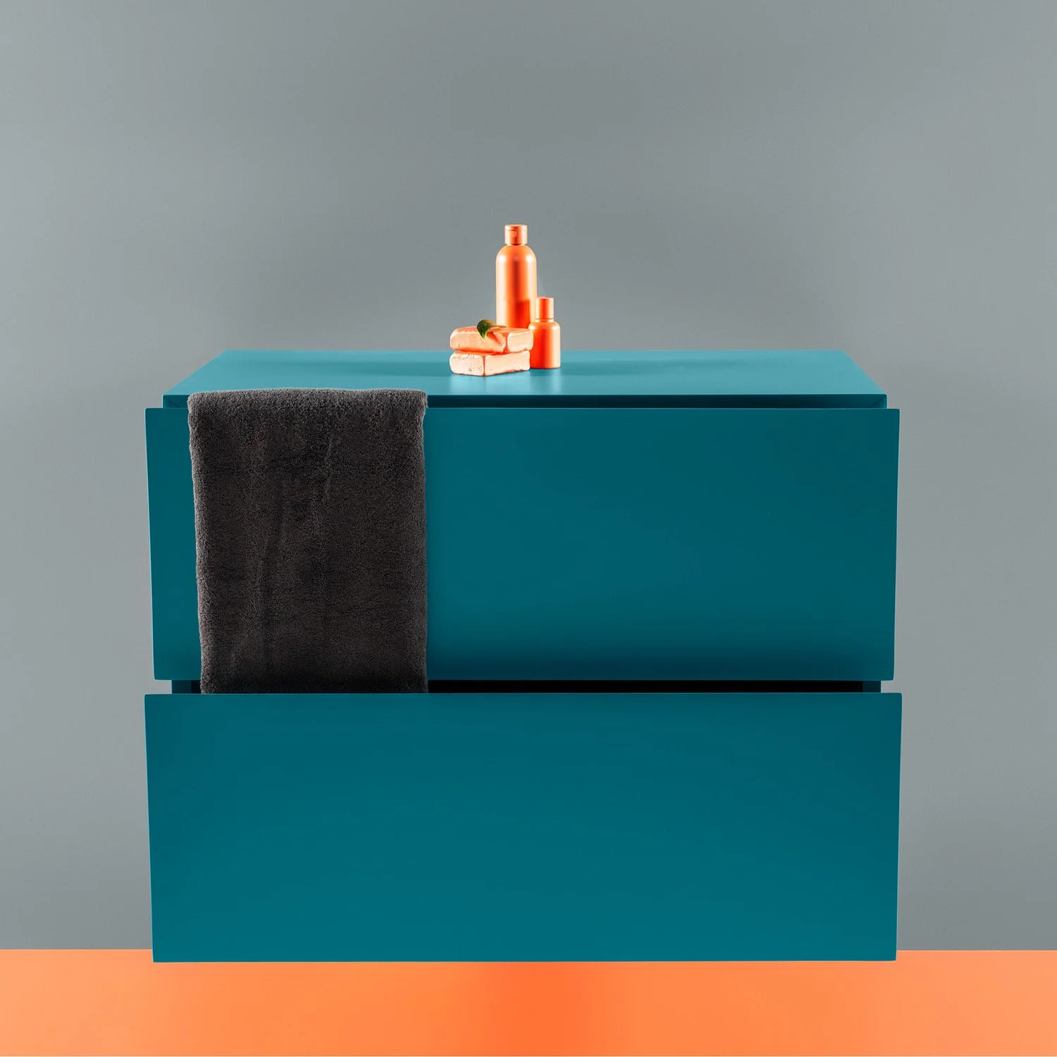 Colección de productos de baño con una dirección de arte unificada y una estética minimalista.