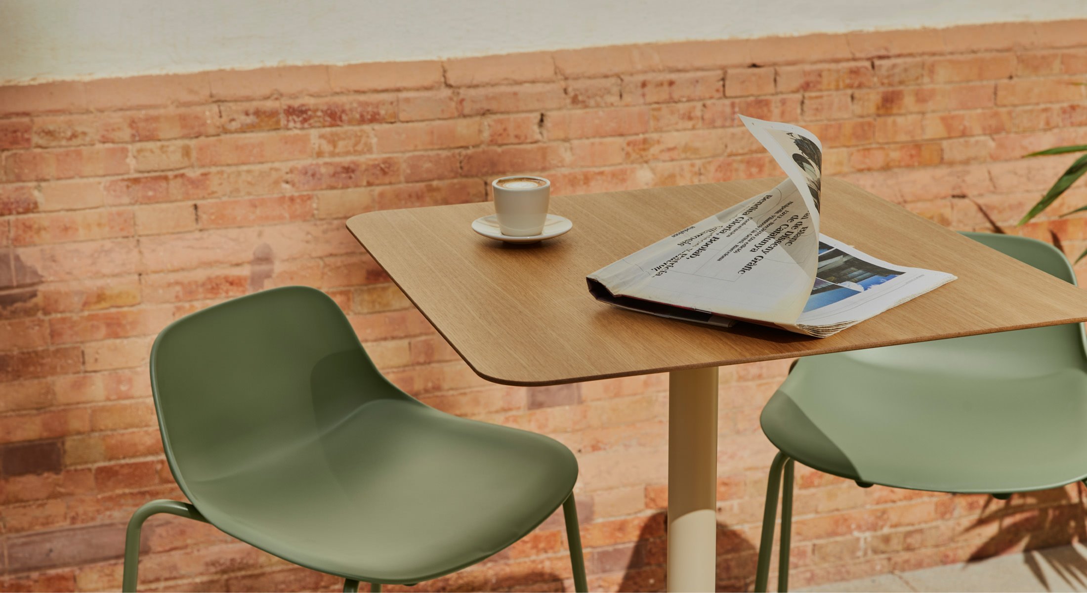 Mesa Bistro configurada en un ambiente de oficina profesional dentro del edificio histórico de La Térmica.