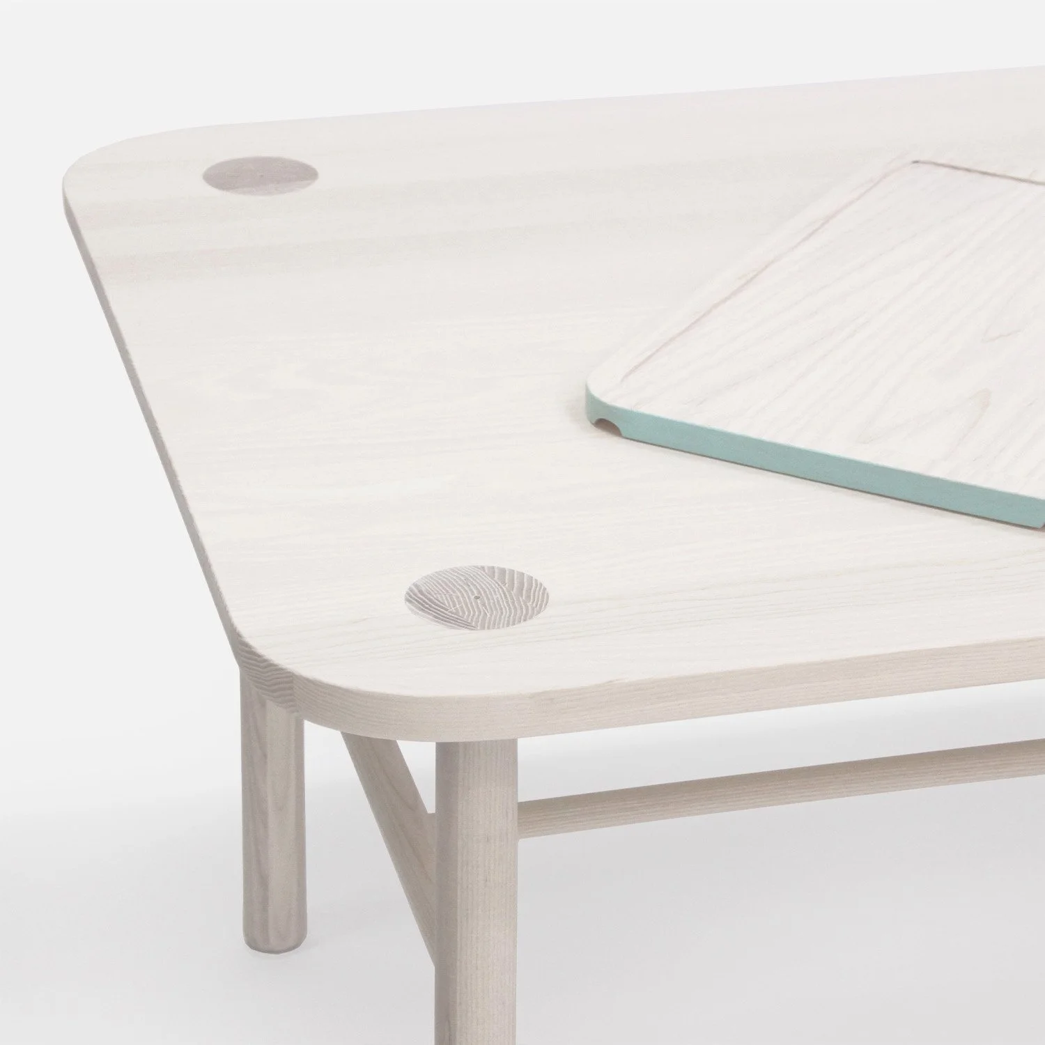 Vista superior del sobre de la mesa KT-1 mostrando la cabeza de las patas y las marcas originales del torno como sello de calidad artesanal.