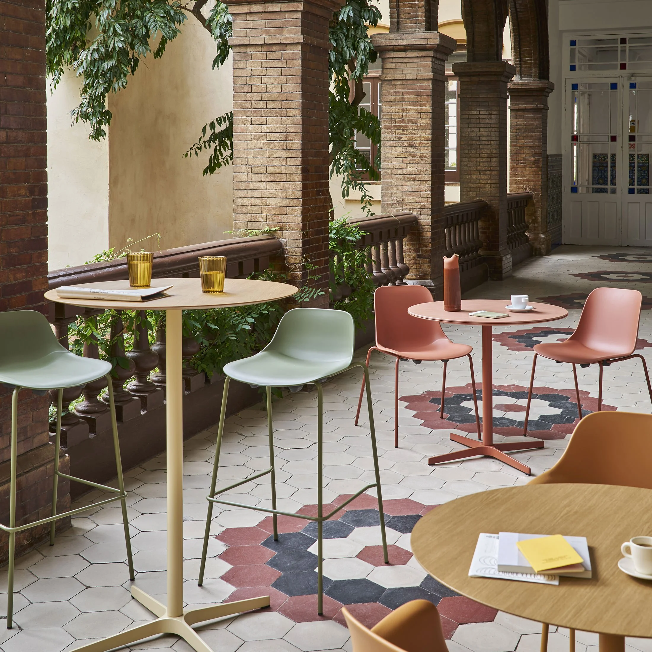 Imagen de campaña para EsPattio que muestra la atmósfera generada mediante una dirección de arte centrada en la identidad del lugar.