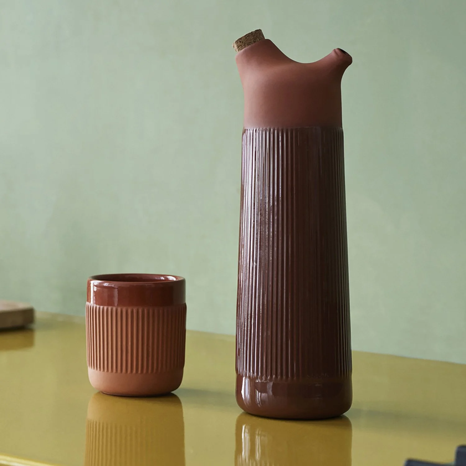 Grupo de jarras Junto mostrando la coherencia visual y el lenguaje común de las piezas de la serie.