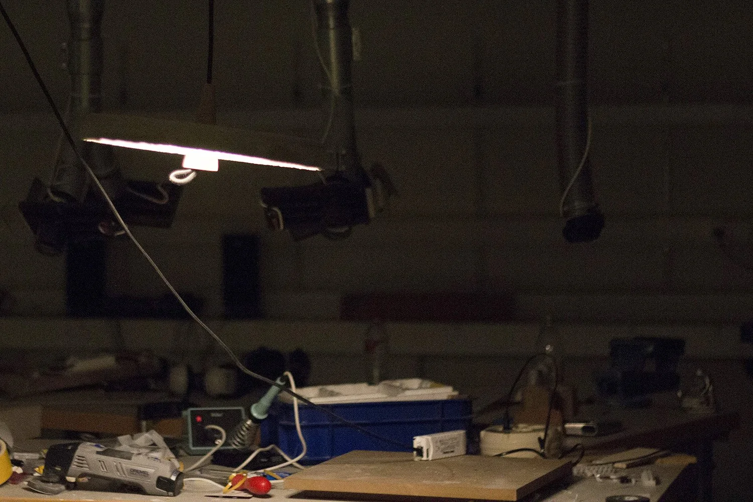 Ambient shot of the Origen lamp showcasing the soft light diffusion on the concrete surface.