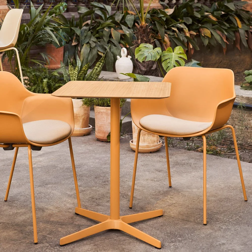 Dirección de arte para un entorno de restauración utilizando mobiliario de EsPattio en un contexto arquitectónico mediterráneo.