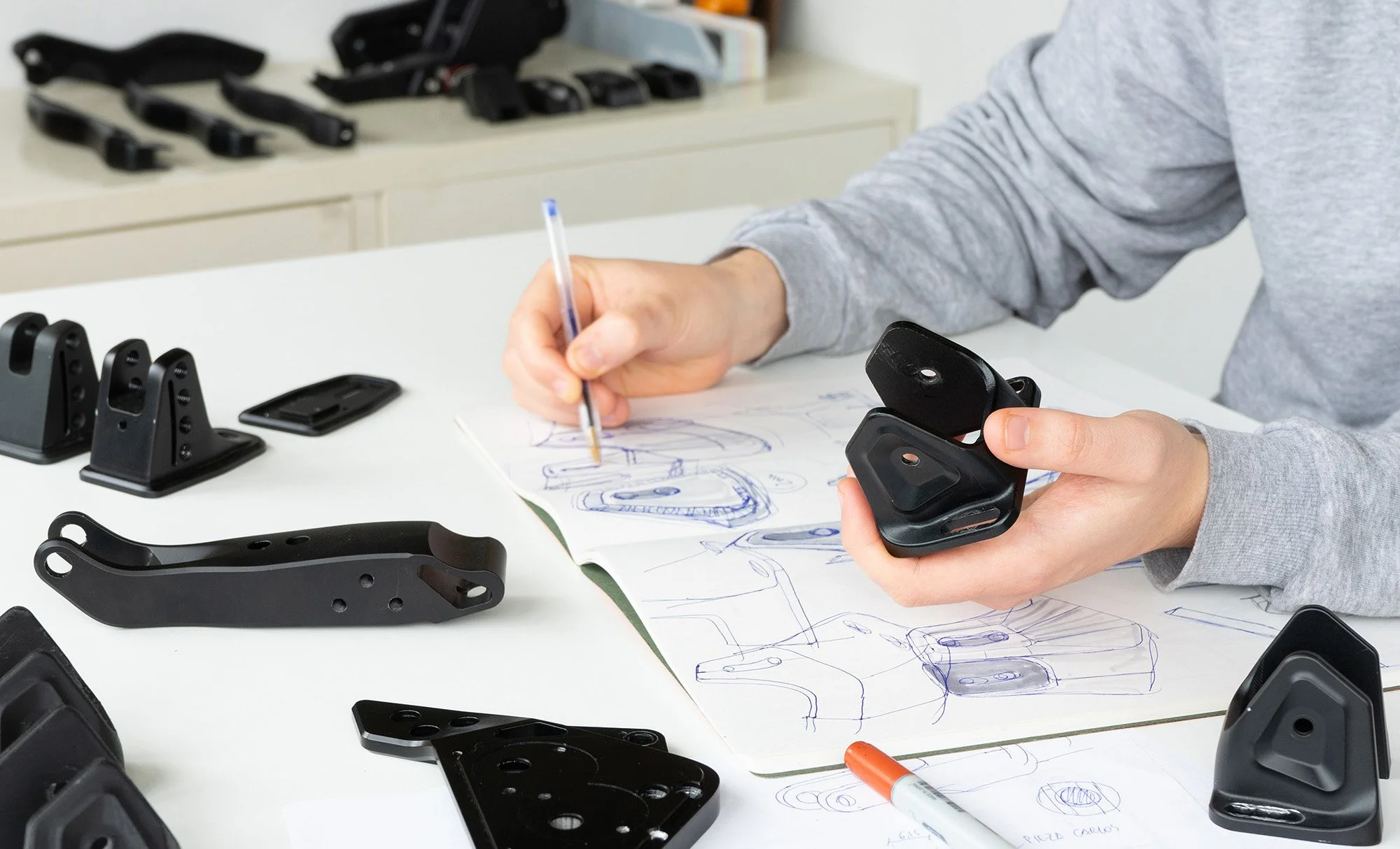Bocetos conceptuales iniciales explorando la forma y la disposición mecánica de los pedales de simulación.