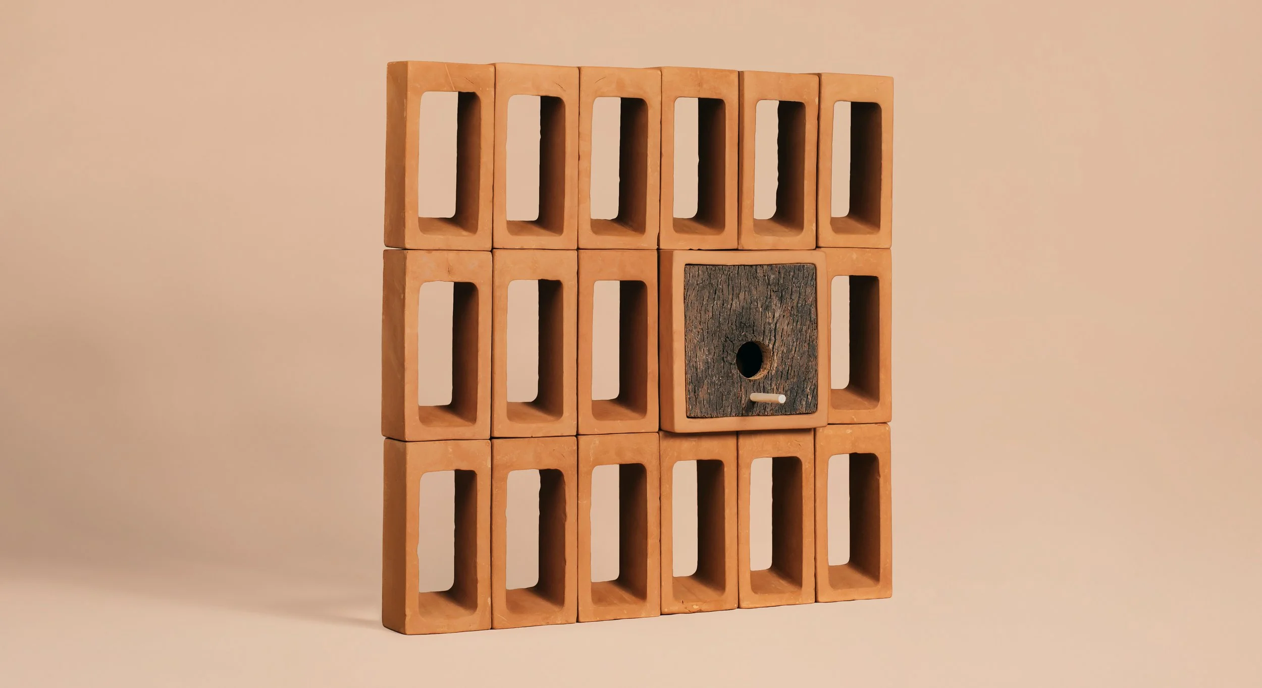 A modular wall using Ronda pieces featuring an integrated birdhouse to foster local biodiversity in architectural projects.