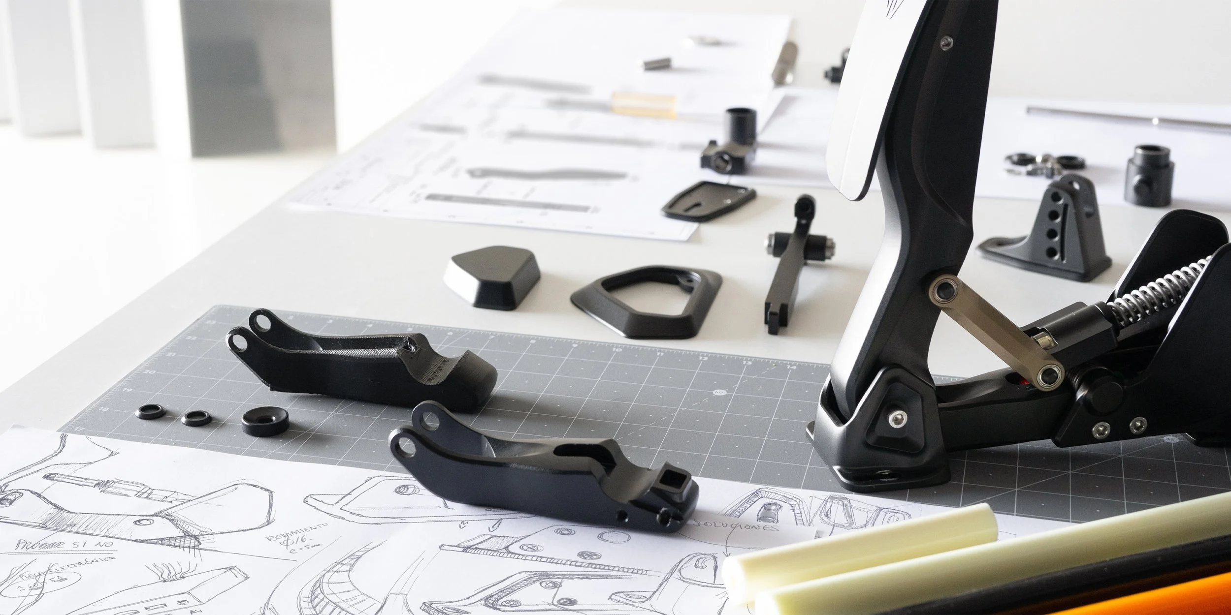 Prototipos y planos en un estudio de diseño de producto