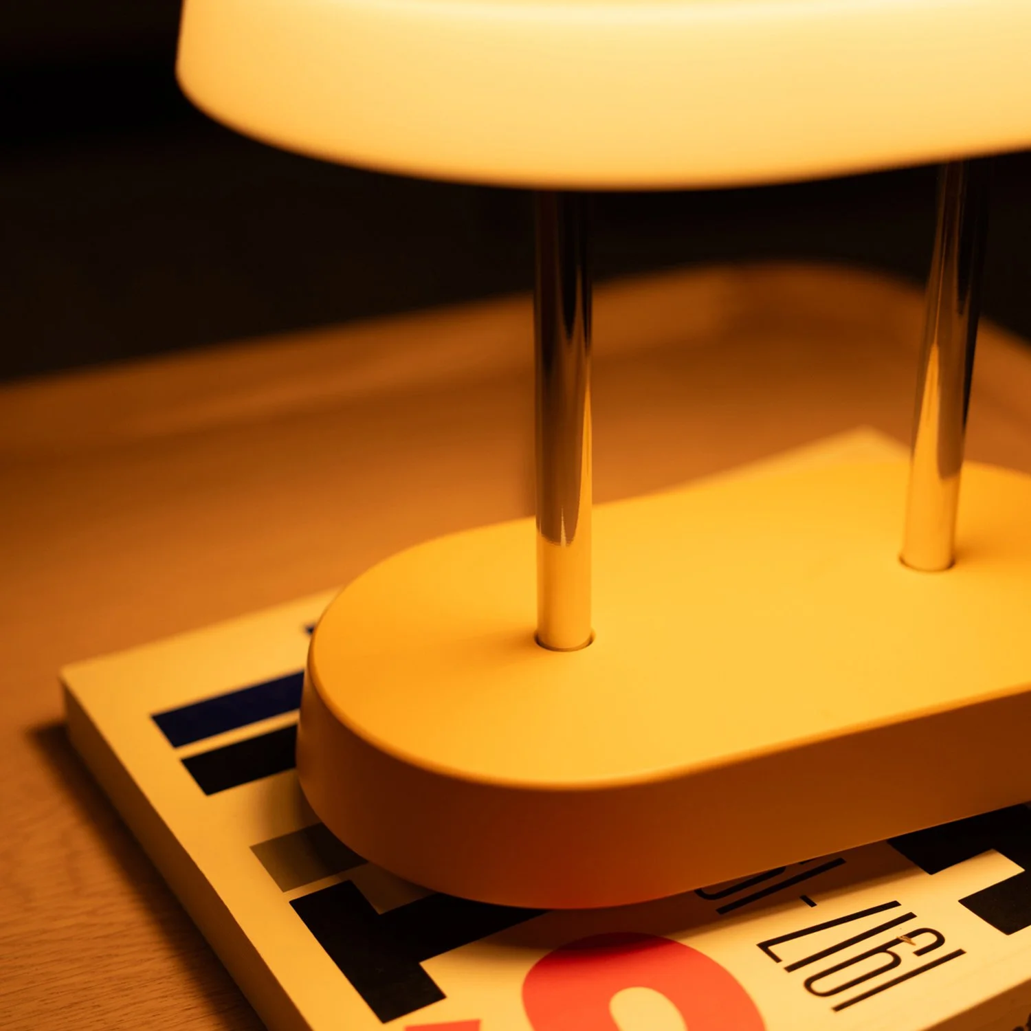 La lámpara Persiana situada sobre un aparador de madera, mostrando su versatilidad en la decoración de interiores modernos.