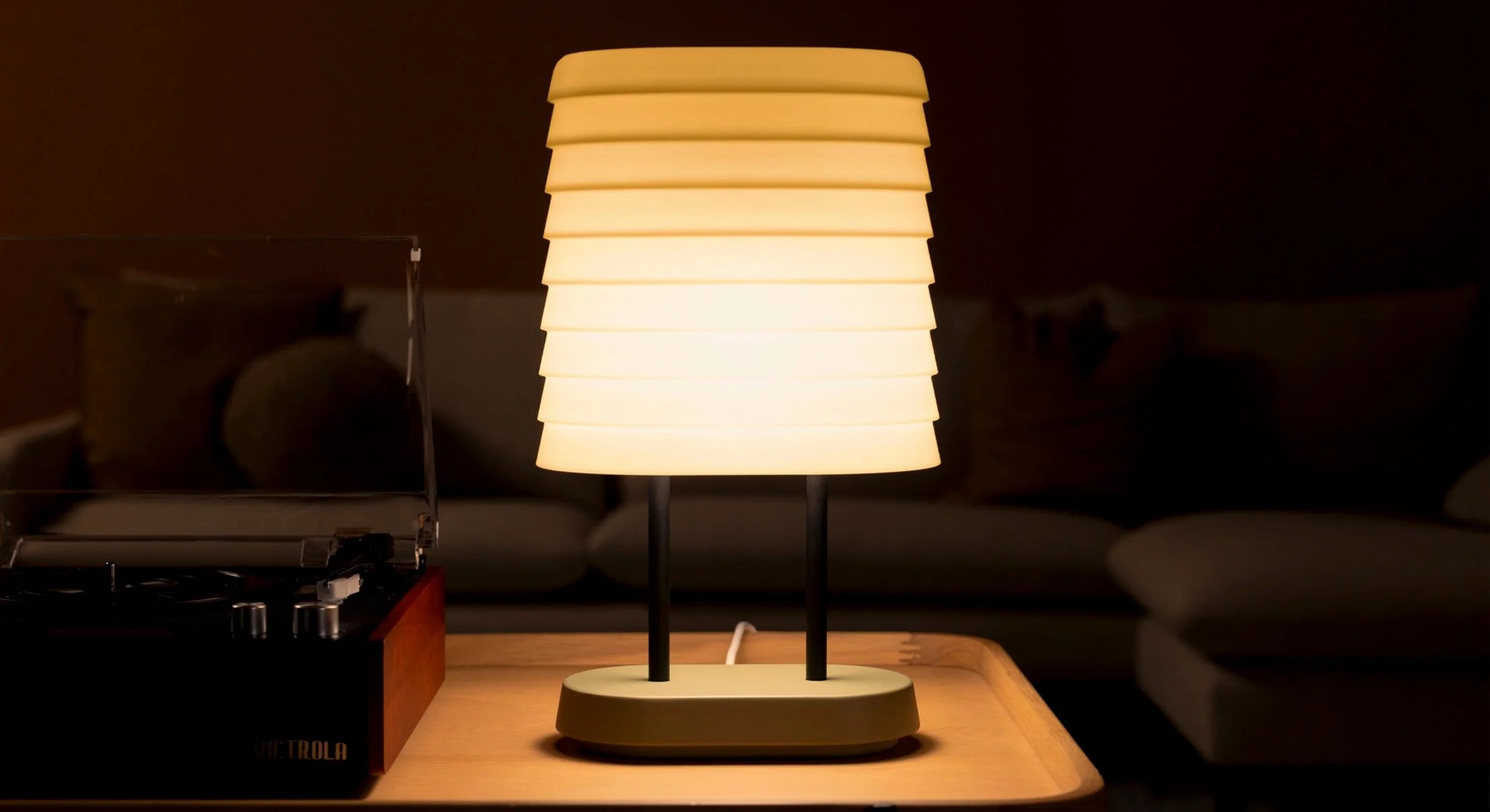 Primer plano de la pantalla de la lámpara Persiana, donde se aprecia cómo su diseño escalonado crea una luz suave y tamizada.