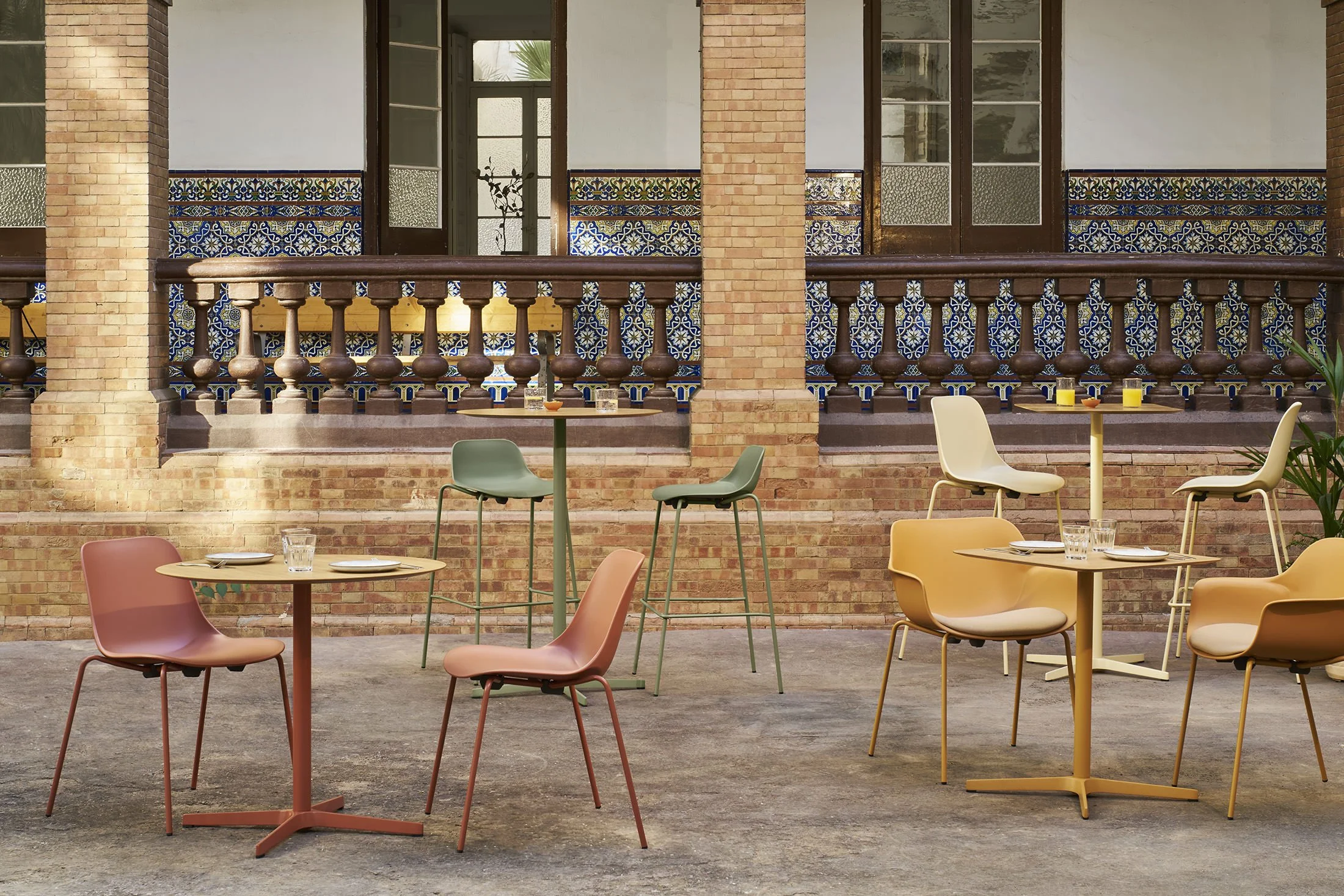 Dirección creativa para sillas y mesas de la firma, destacando la interacción entre el producto y el volumen arquitectónico.