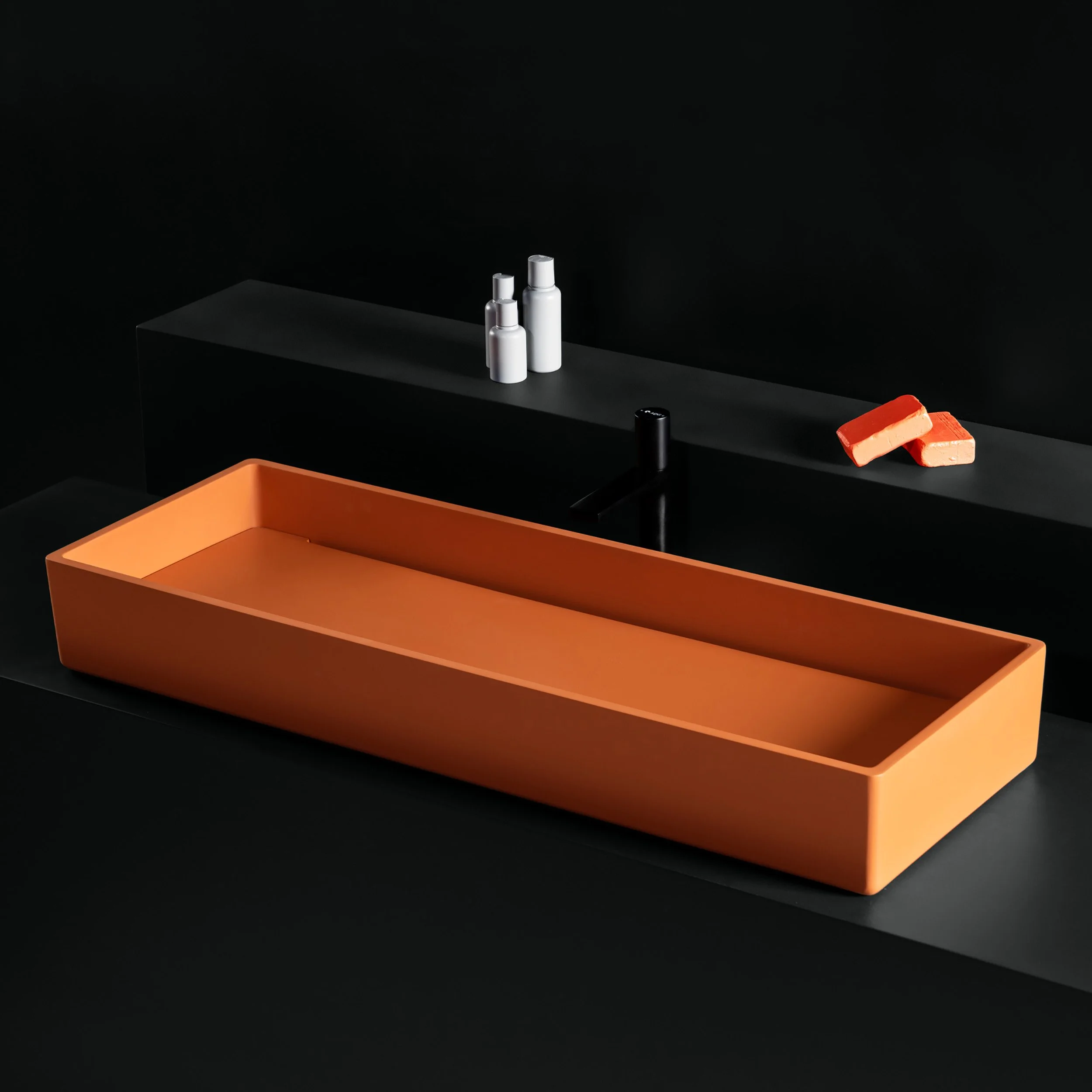 Dirección creativa para muebles de baño que muestra la intersección entre líneas puras y atrezo arquitectónico.