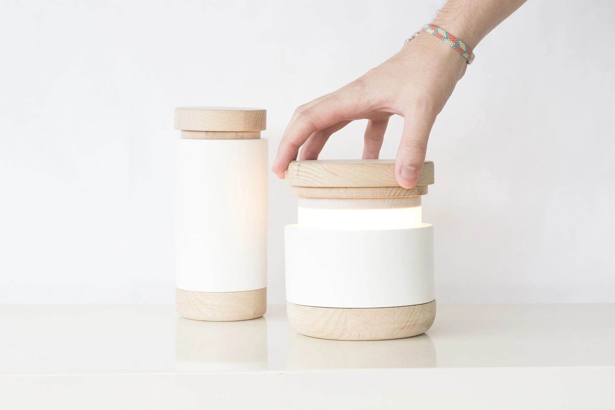 Primer plano de la interacción con la lámpara Abre, donde el movimiento mecánico sustituye al interruptor y regulador tradicional.