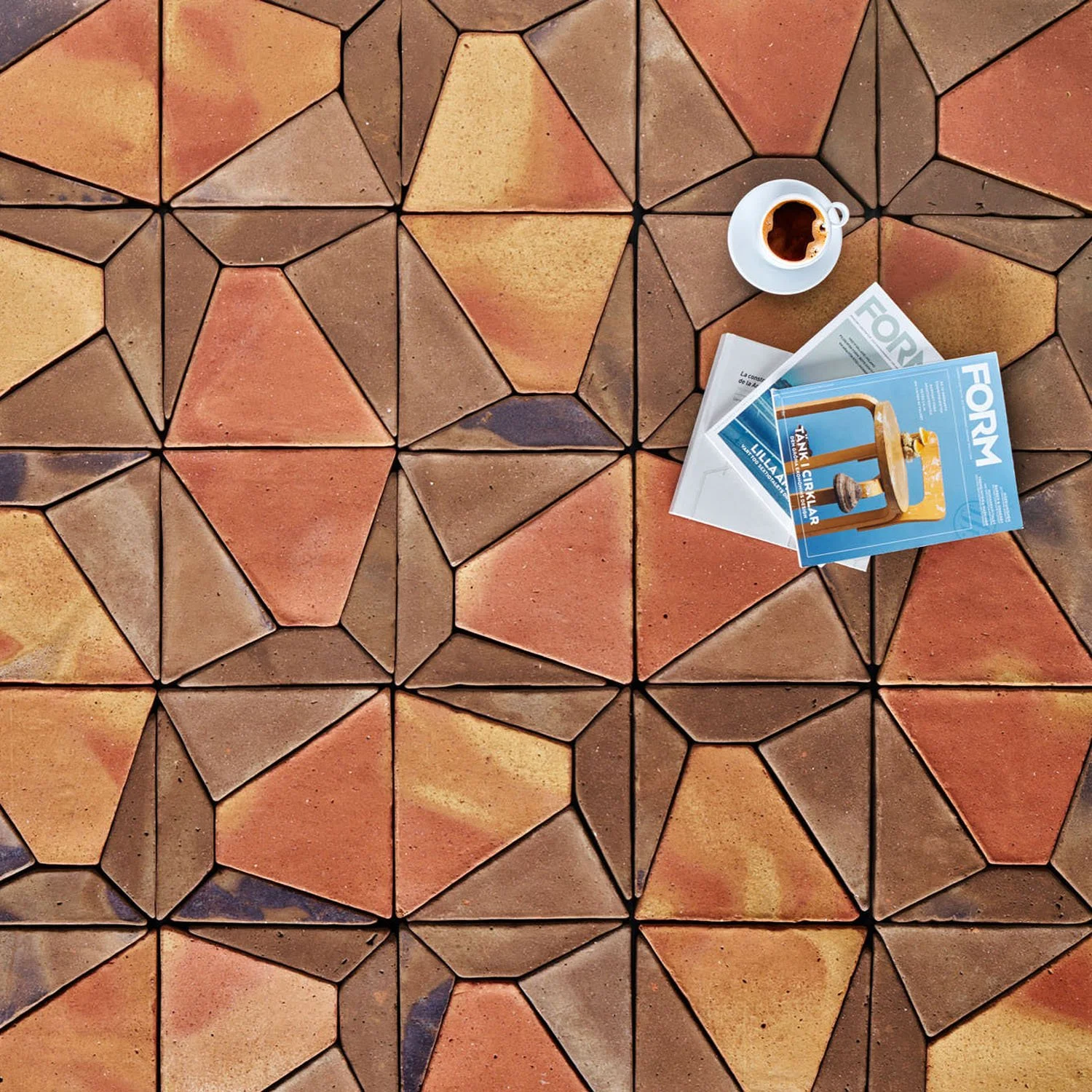 Perspectiva superior de un suelo de terracota Nerja, resaltando su carácter mediterráneo y su integración en la arquitectura contemporánea.