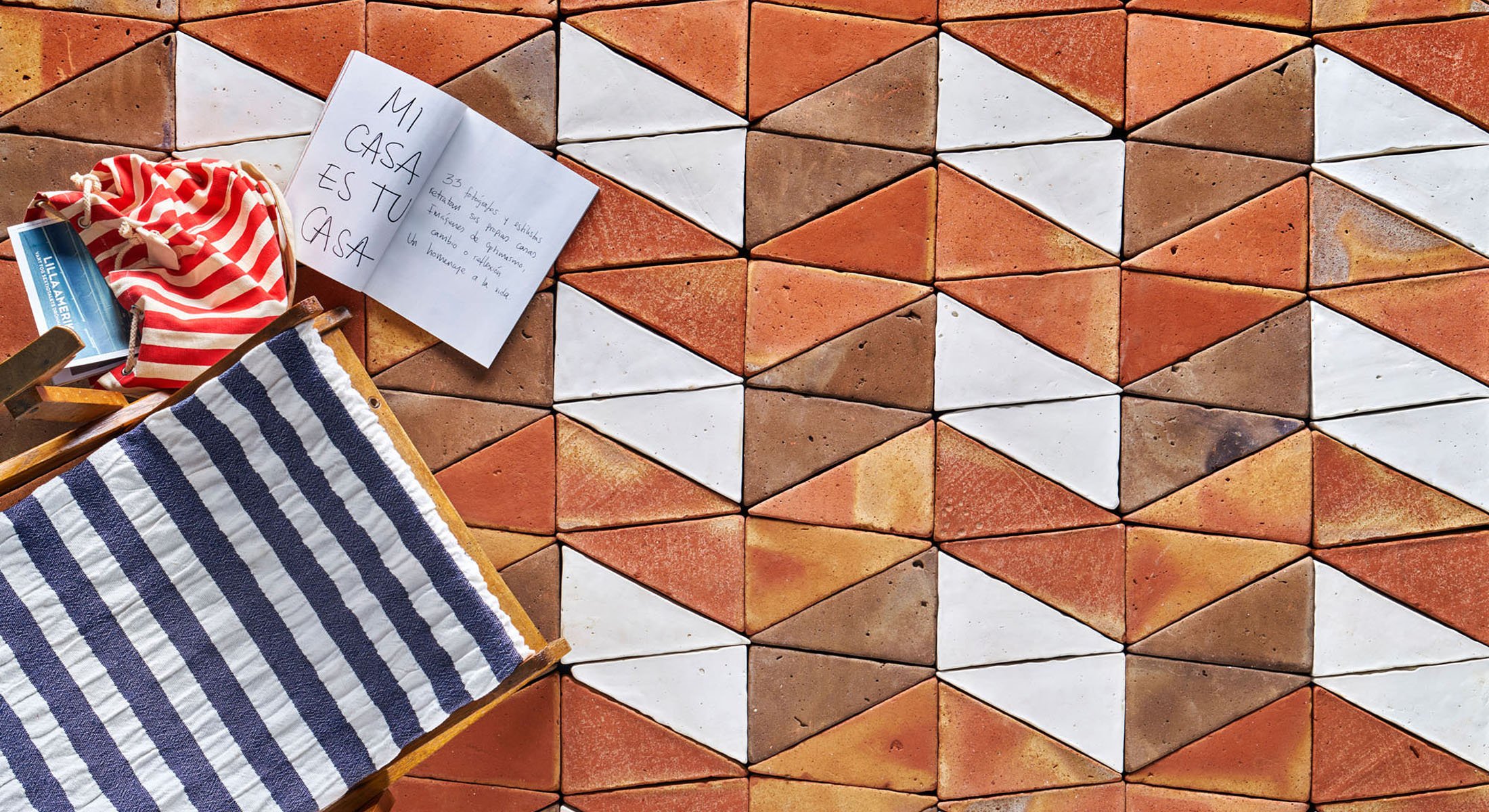 Diseño geométrico de suelo en barro que destaca la precisión técnica y la calidad artesanal de la fabricación de todobarro.