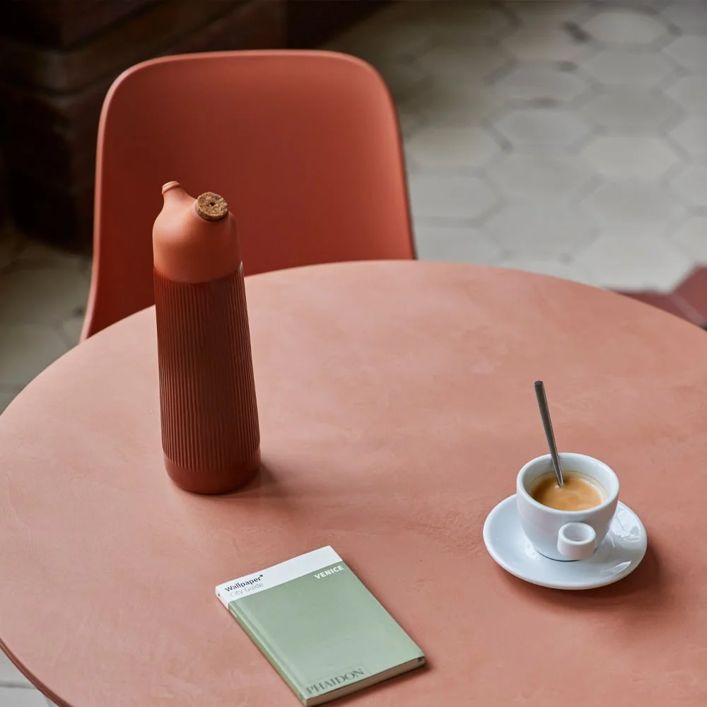 Detalle de estilismo de mobiliario para EsPattio, mostrando la selección de atrezo y las paletas de color integradas en el espacio.