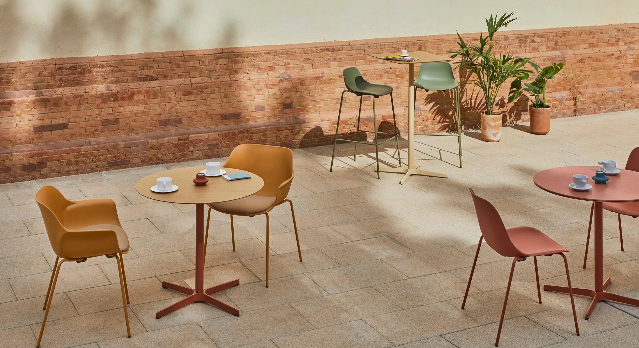 Piezas de diseño actual ubicadas en un edificio histórico para crear un contraste visual entre modernidad y texturas arquitectónicas originales.