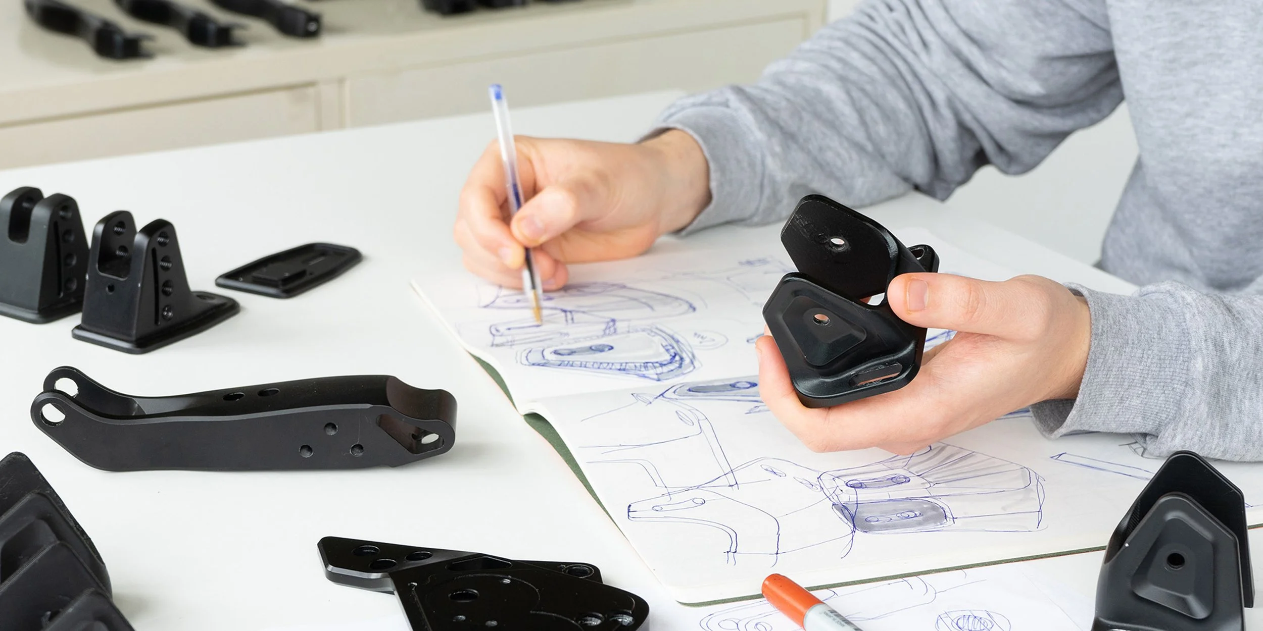 Bocetos y trabajo de diseño de producto en el estudio