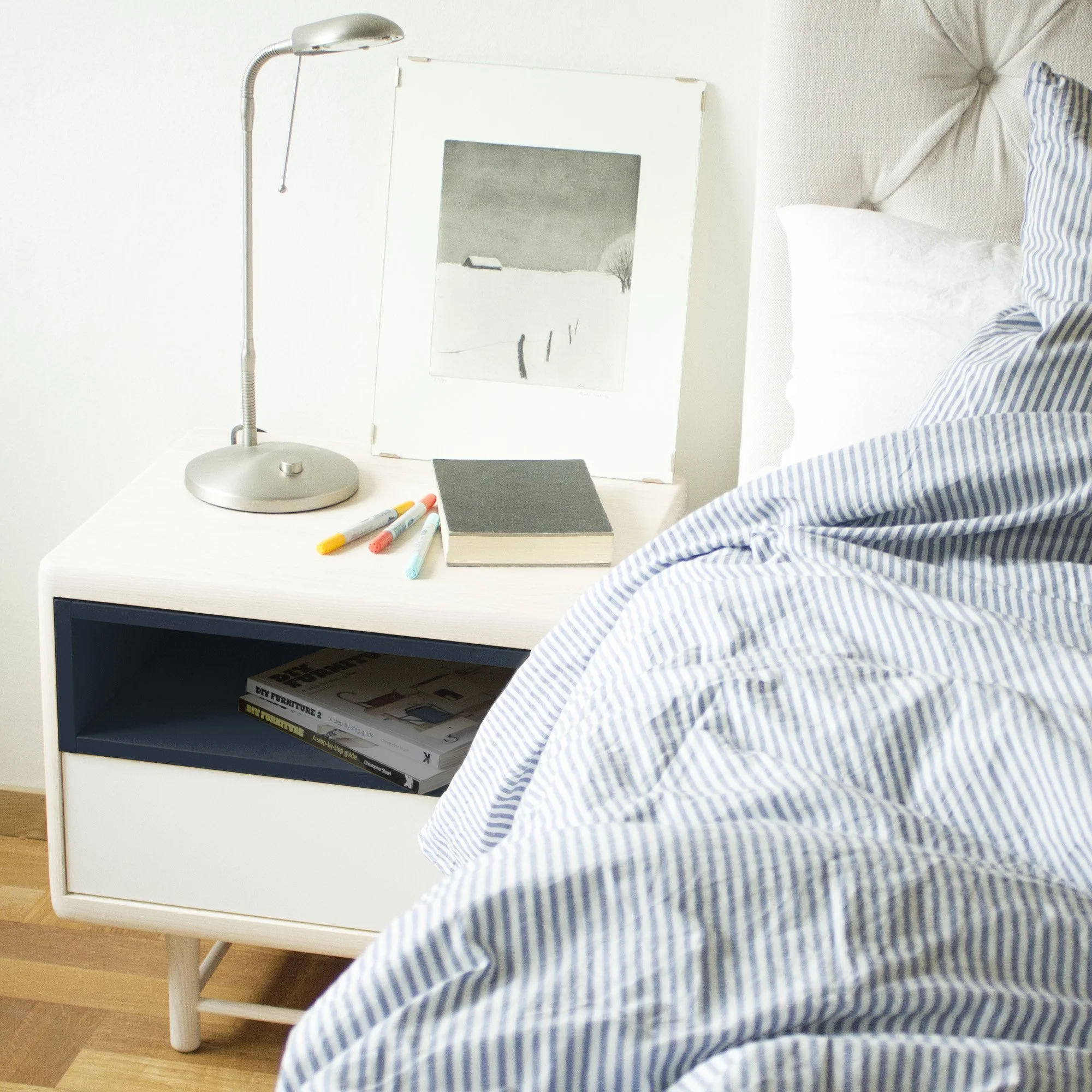 Vista interior que muestra la versatilidad de la colección Kaaja en un dormitorio cálido de inspiración mediterránea.